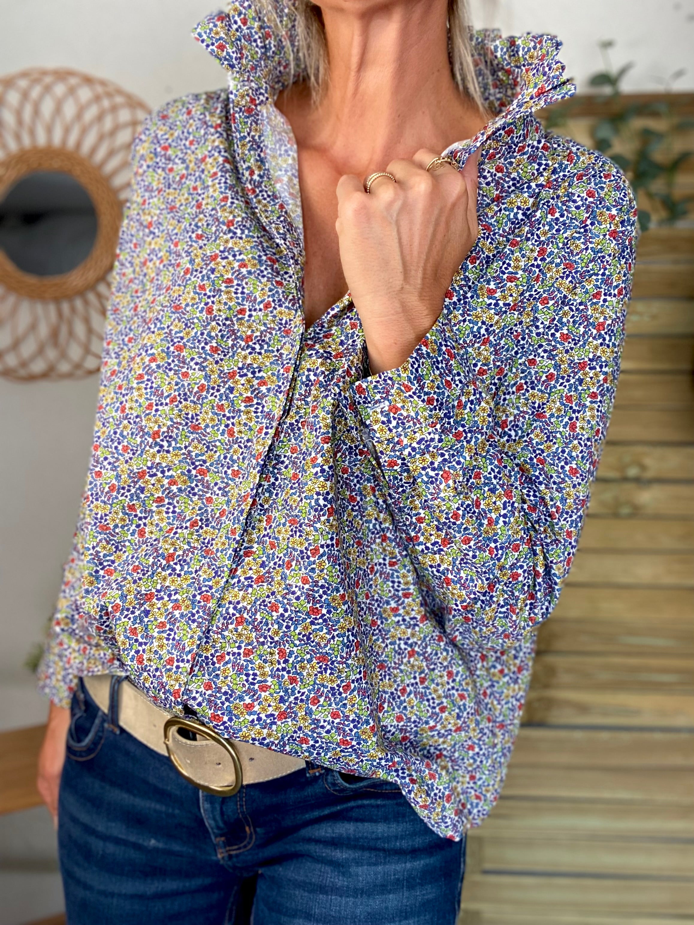 Chemise imprimée Liberty bleu, col victorien volanté CHARLOTTE