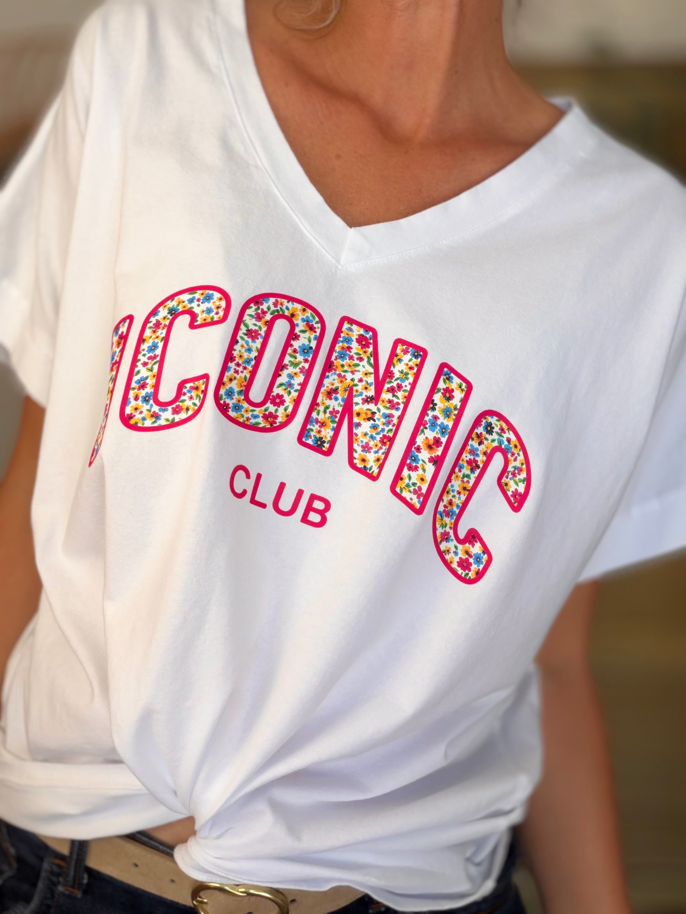 Tee shirt col V ICONIC club fleuri oversized MILA Blanc