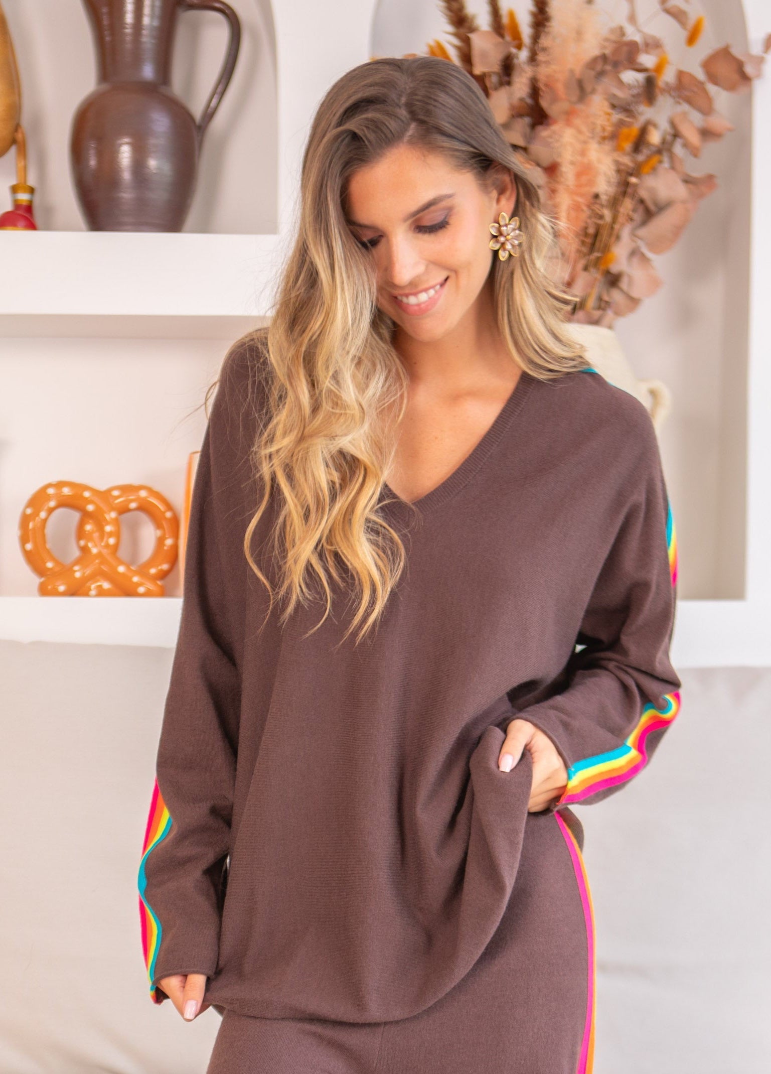 Pull fin avec bandes colorées, col V - RAINBOW OVERSIZE 🌈 Chocolat