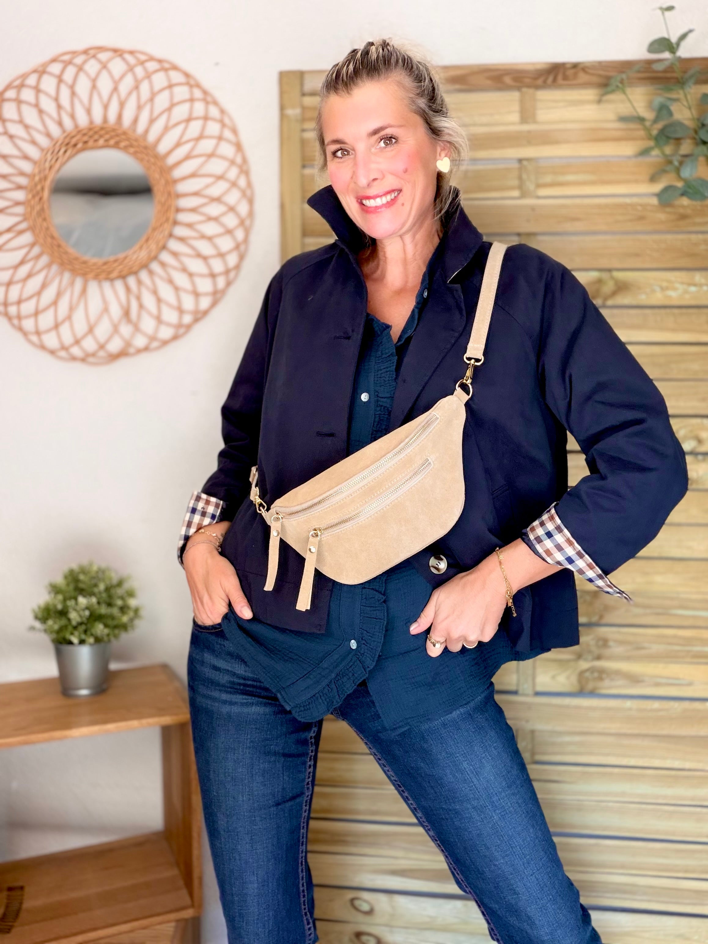 Sac banane avec poche avant, en cuir daim HOLLY - Taupe clair