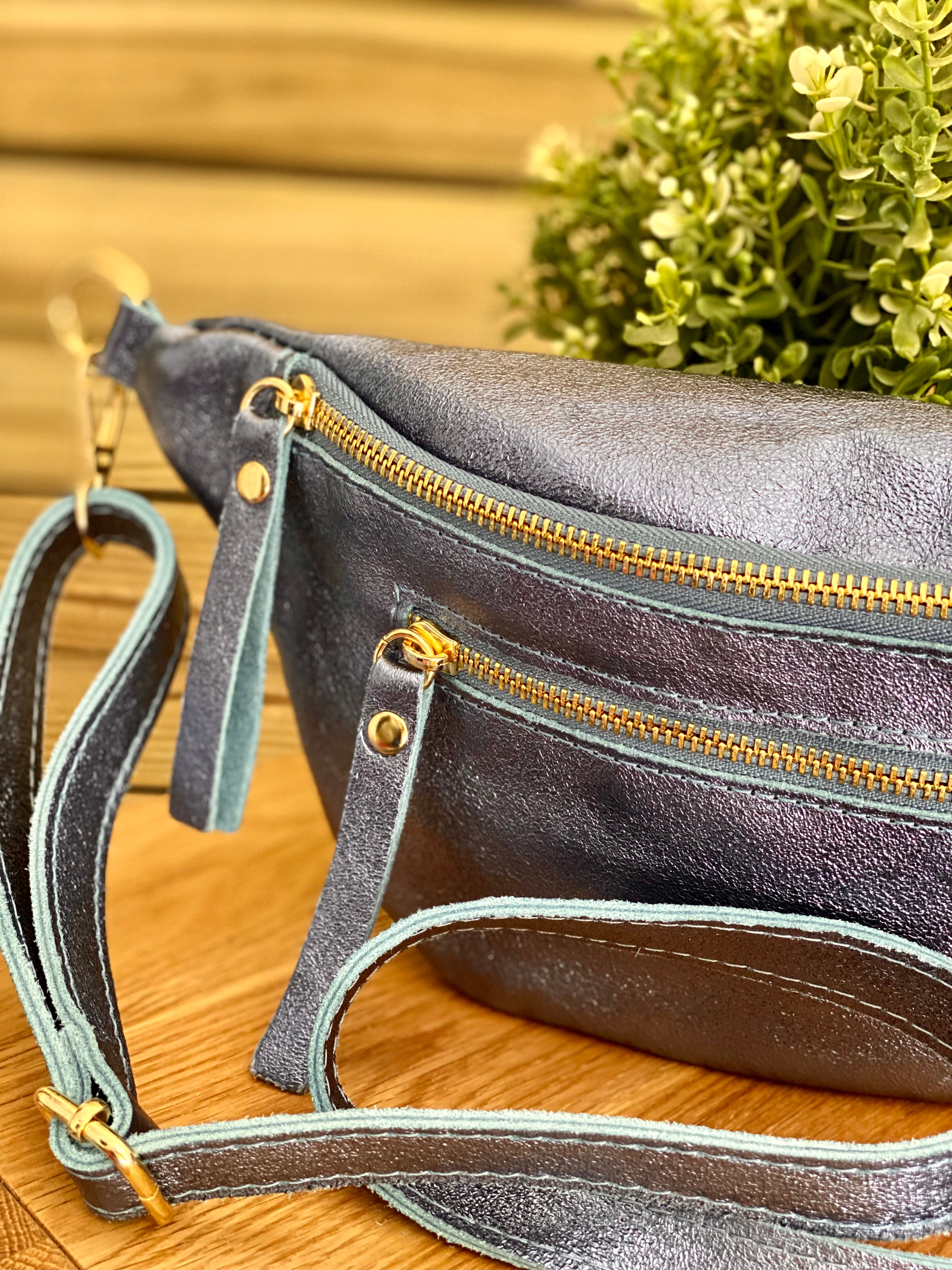 Sac banane en cuir irisé ERYN - Bleu Jean (9 coloris)