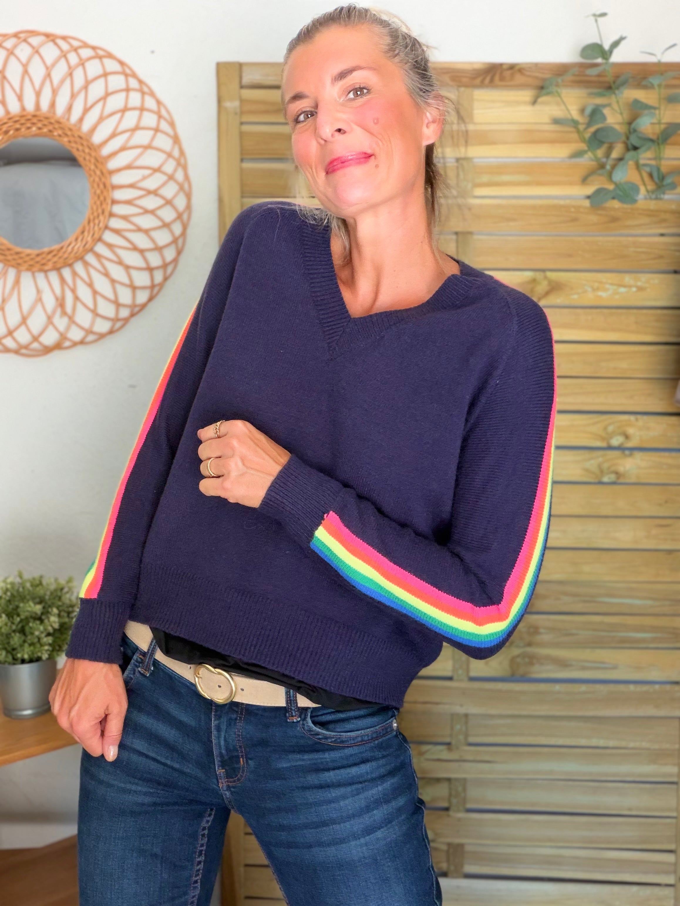 Pull épais avec bandes colorées, col V - RAINBOW 🌈 Bleu marine - Winter 2026