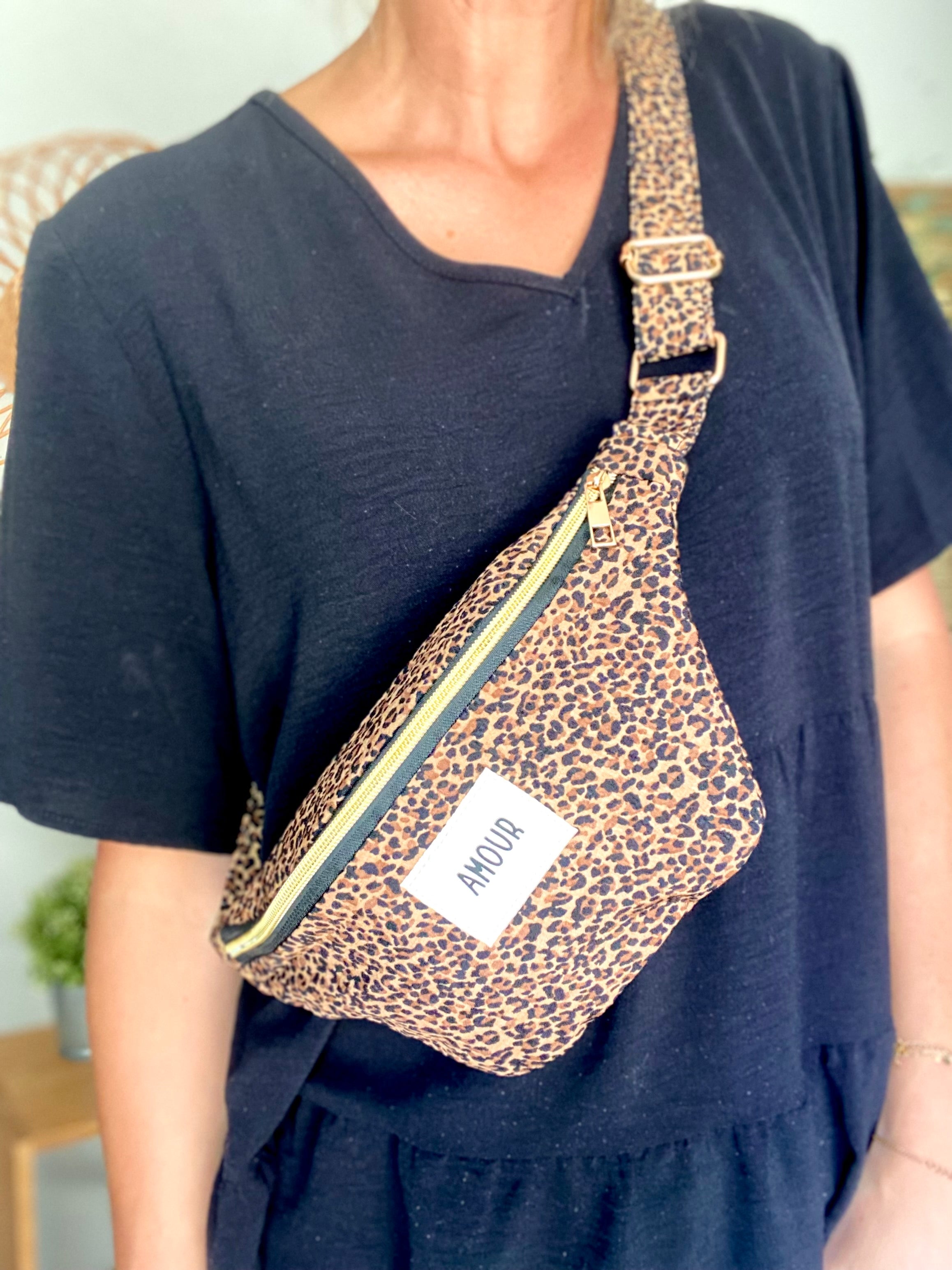 Sac banane COLETTE écusson Amour ou Bichette - motif Léopard 🐆