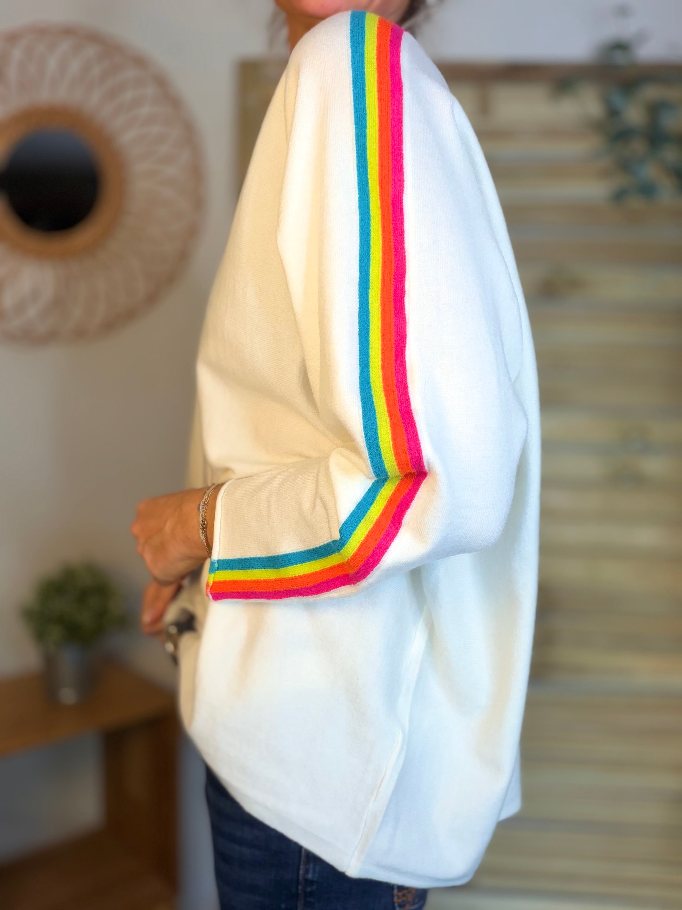 Pull fin avec bandes colorées, col V - RAINBOW OVERSIZE 🌈 Écru