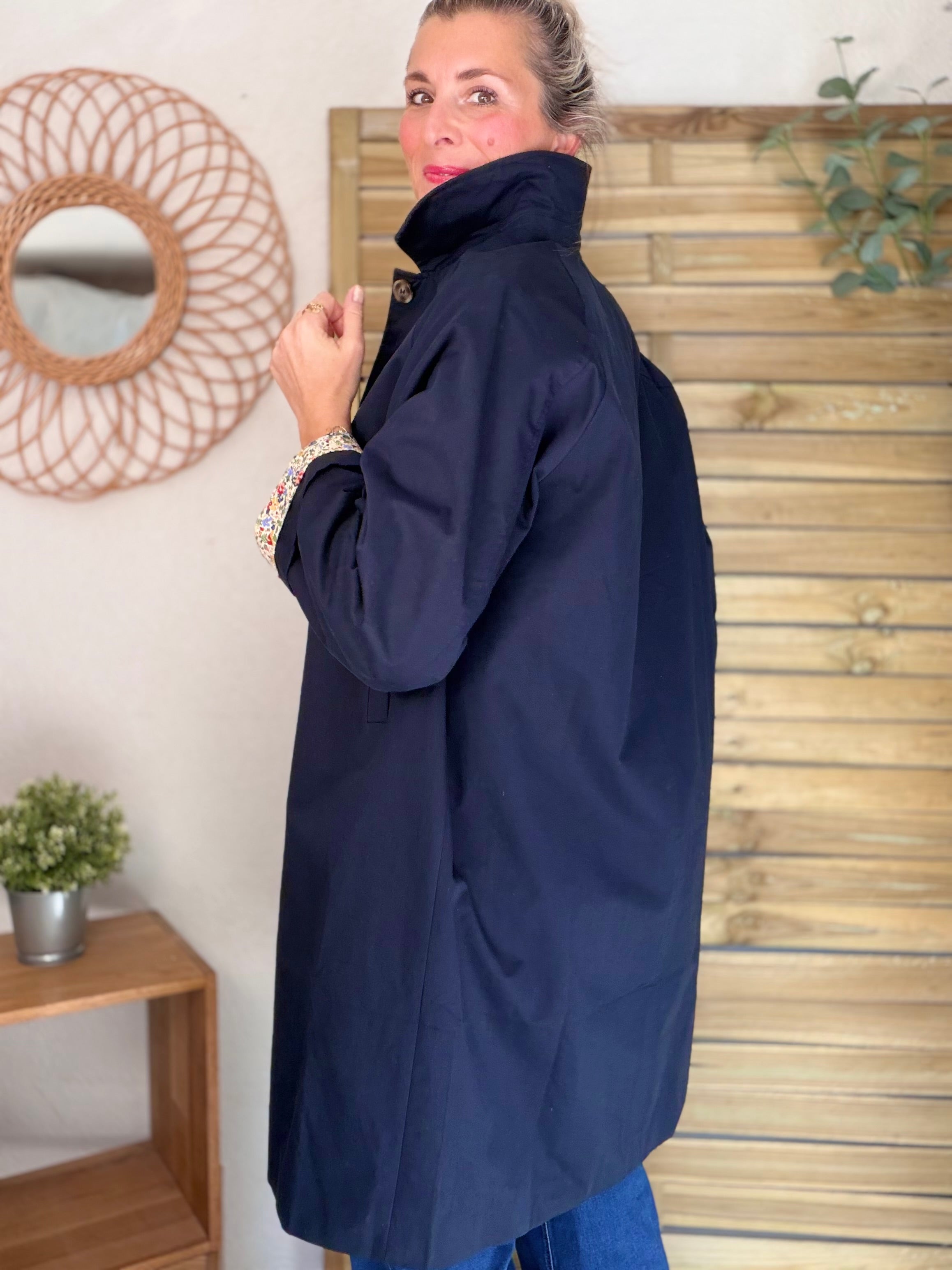 Veste Trench en coton Bleu marine avec Liberty - MAHAUT MI LONG - LILI et LALA (DÉSTOCKAGE sur Taille S)