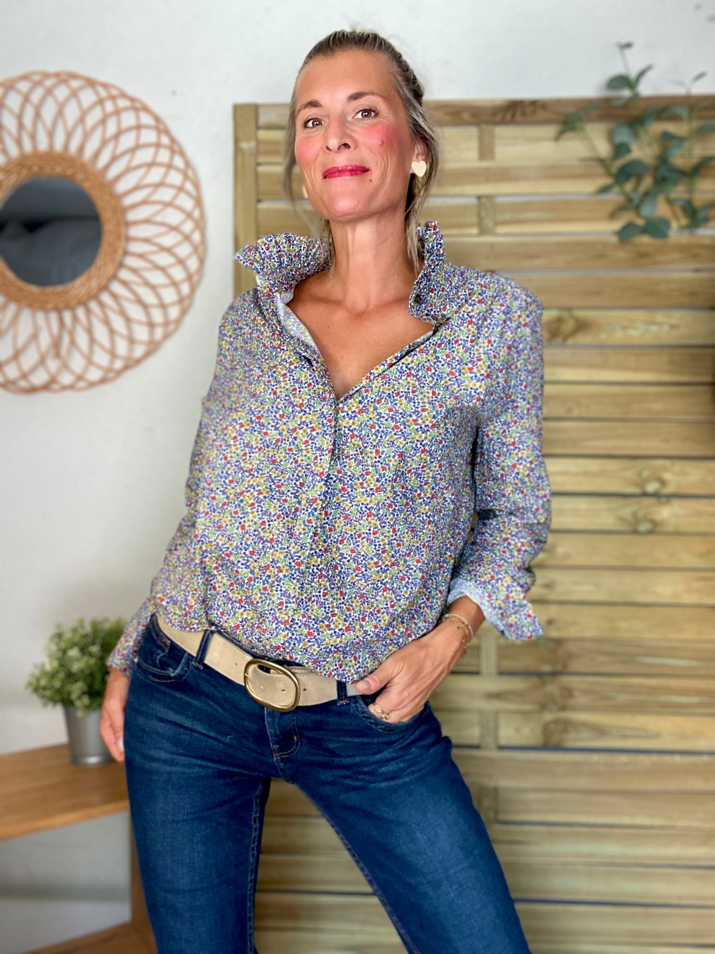 Chemise imprimée Liberty bleu, col victorien volanté CHARLOTTE