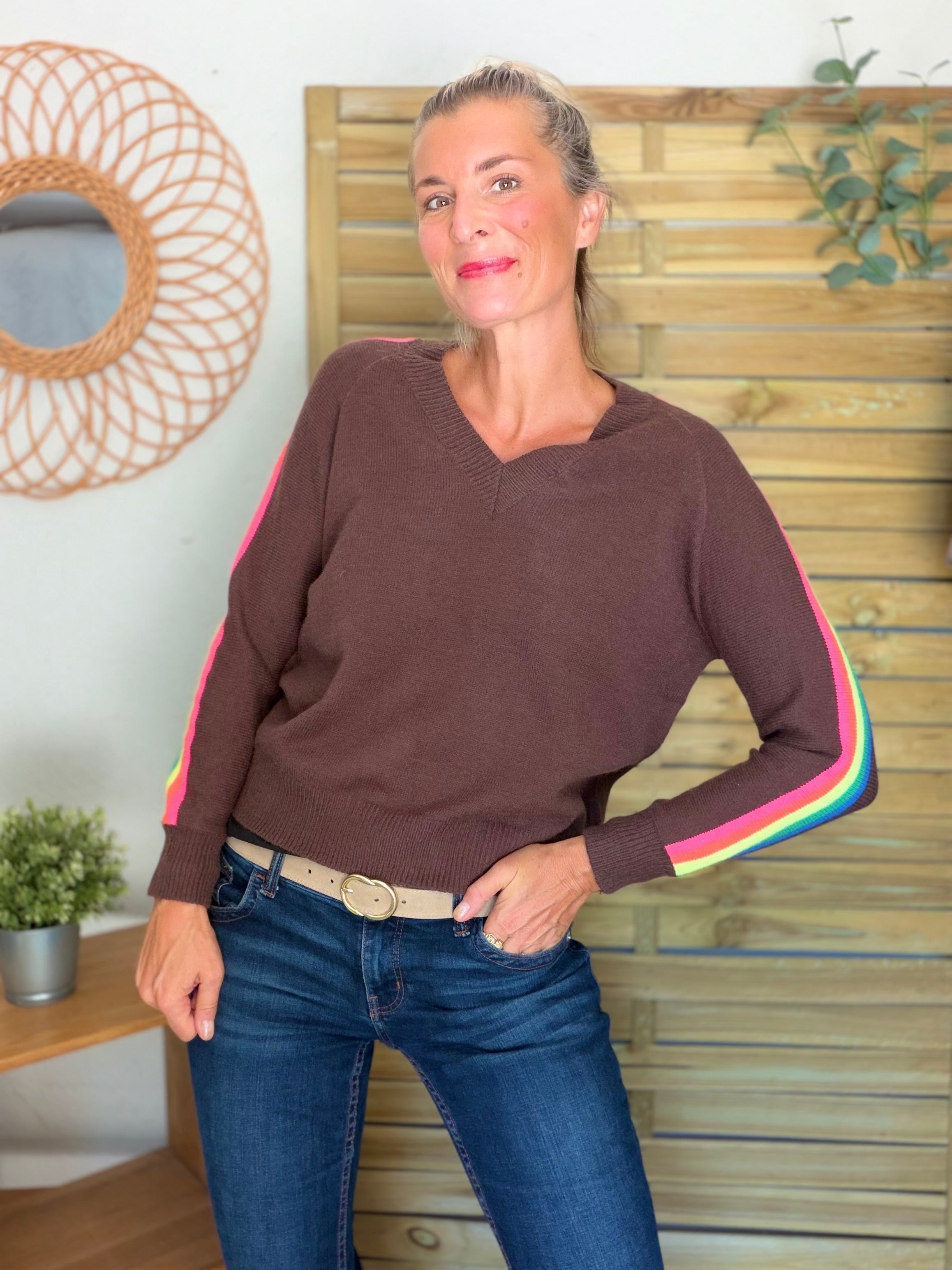 Pull épais avec bandes colorées, col V - RAINBOW 🌈 Chocolat - Winter 2026