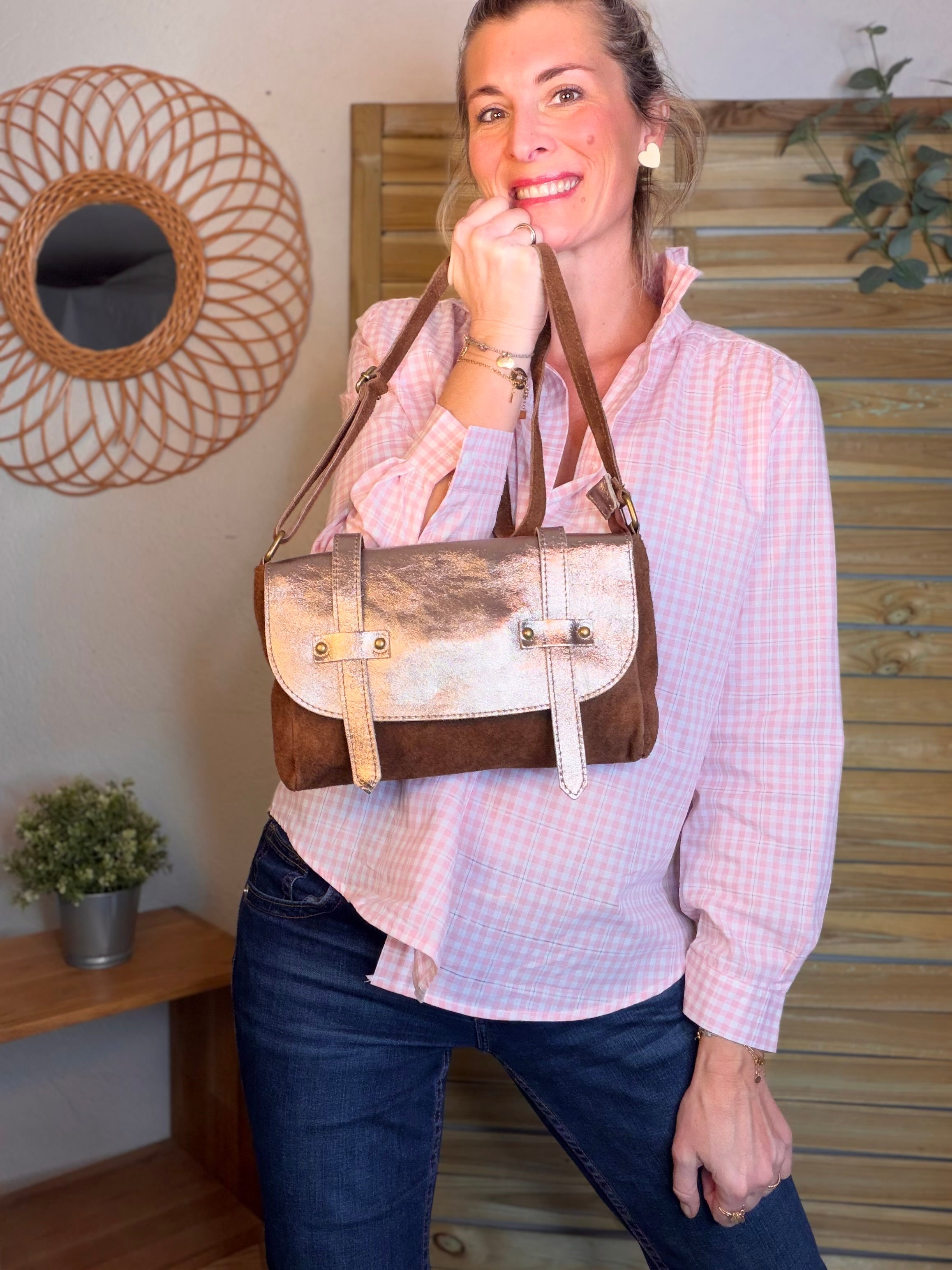 Sac bandoulière en cuir daim et irisé ESMÉE - Choco / Beige