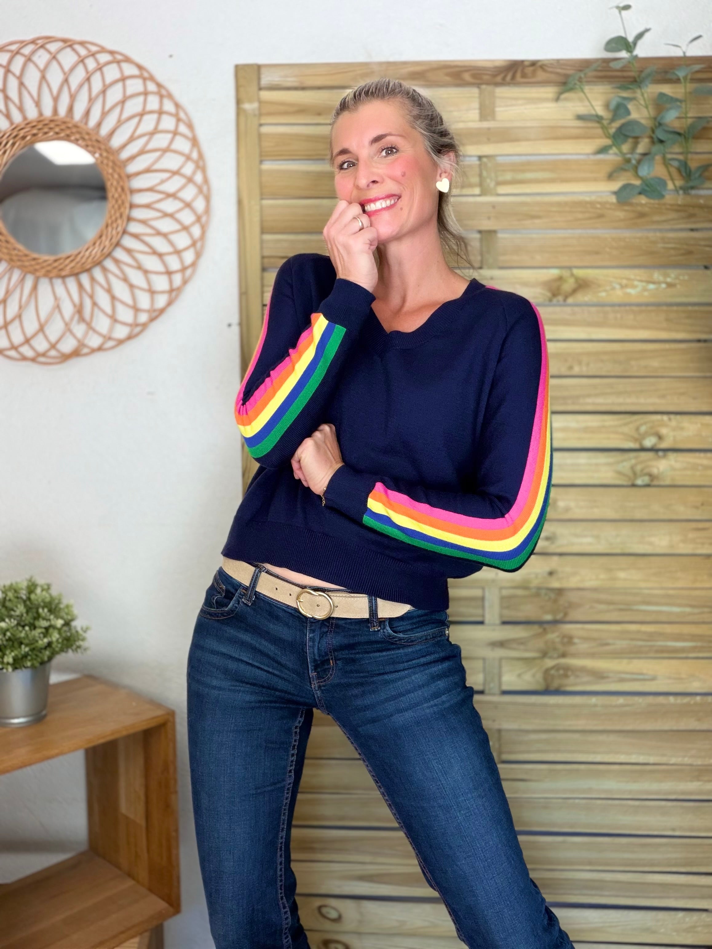 Pull avec bandes colorées, col V - RAINBOW 🌈 Bleu marine