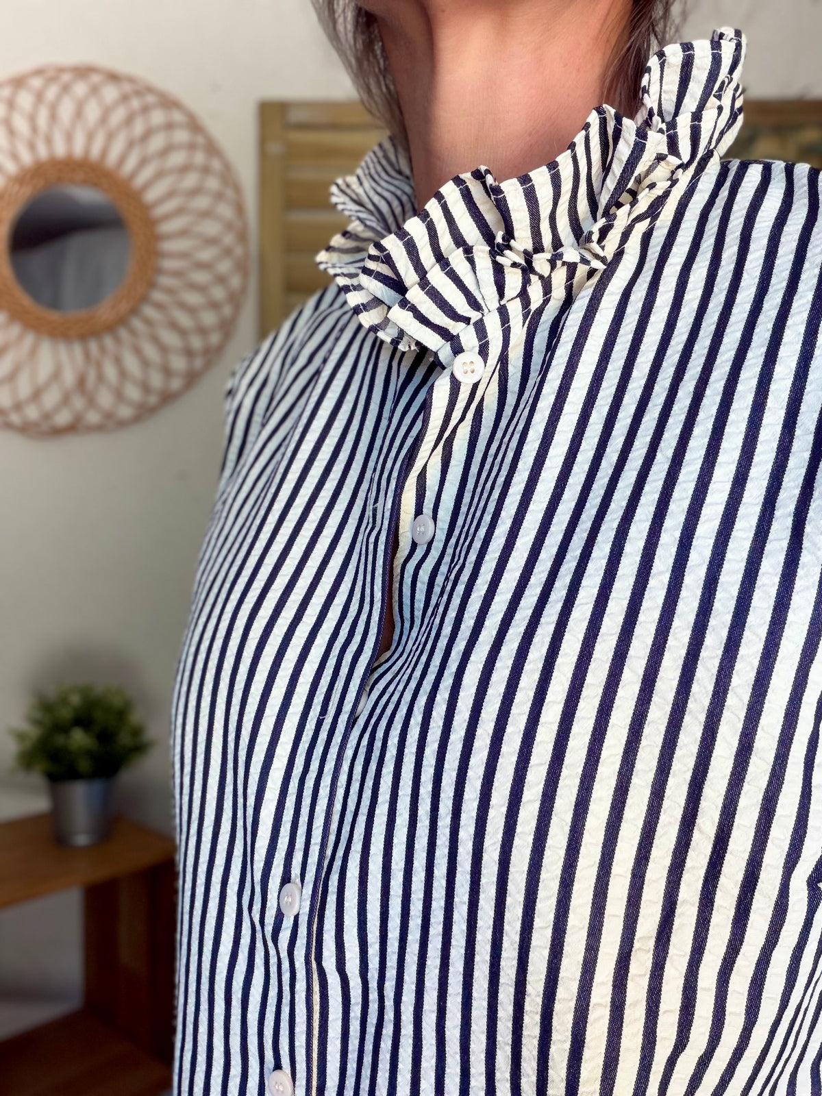 Chemise fluide rayée bleu marine gaufré col victorien CÉLINE