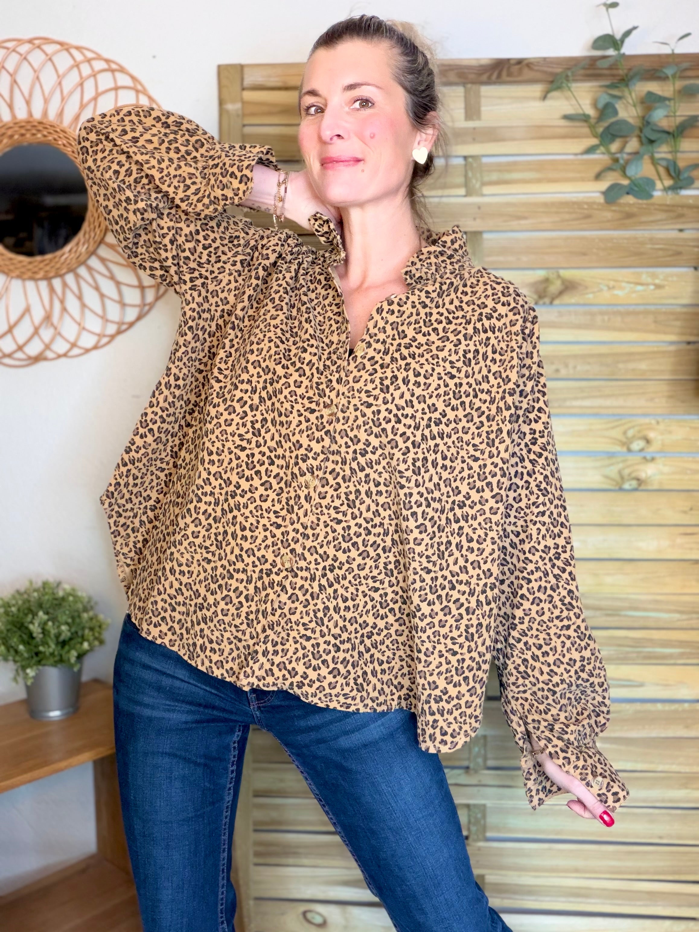 Chemise en velours côtelé fin coton, col volanté FRIDA - Léo camel 🐆