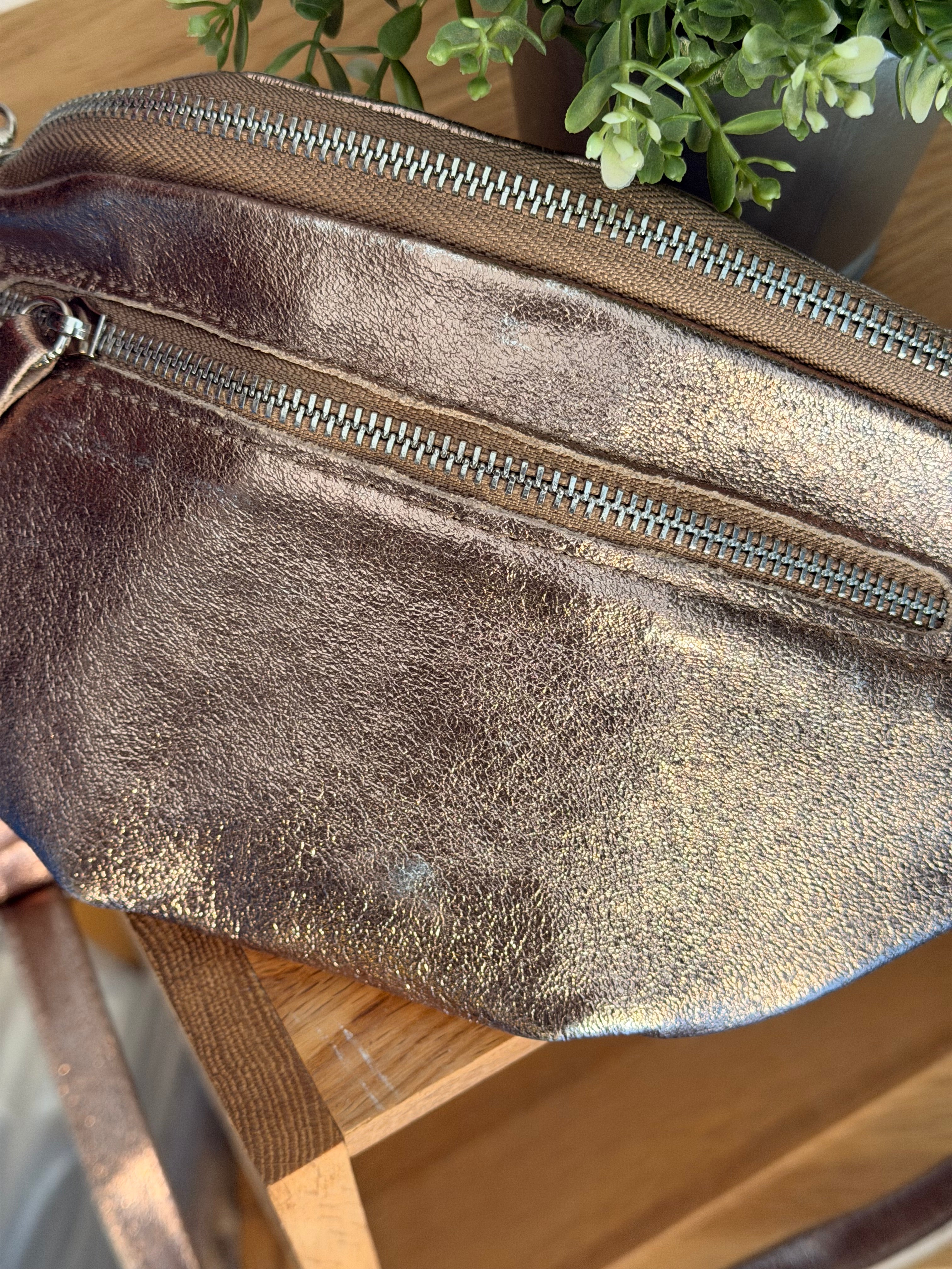 *** IMPERFECTION TEINTURE - Sac banane en cuir irisé double poche - OPALE - Bronze