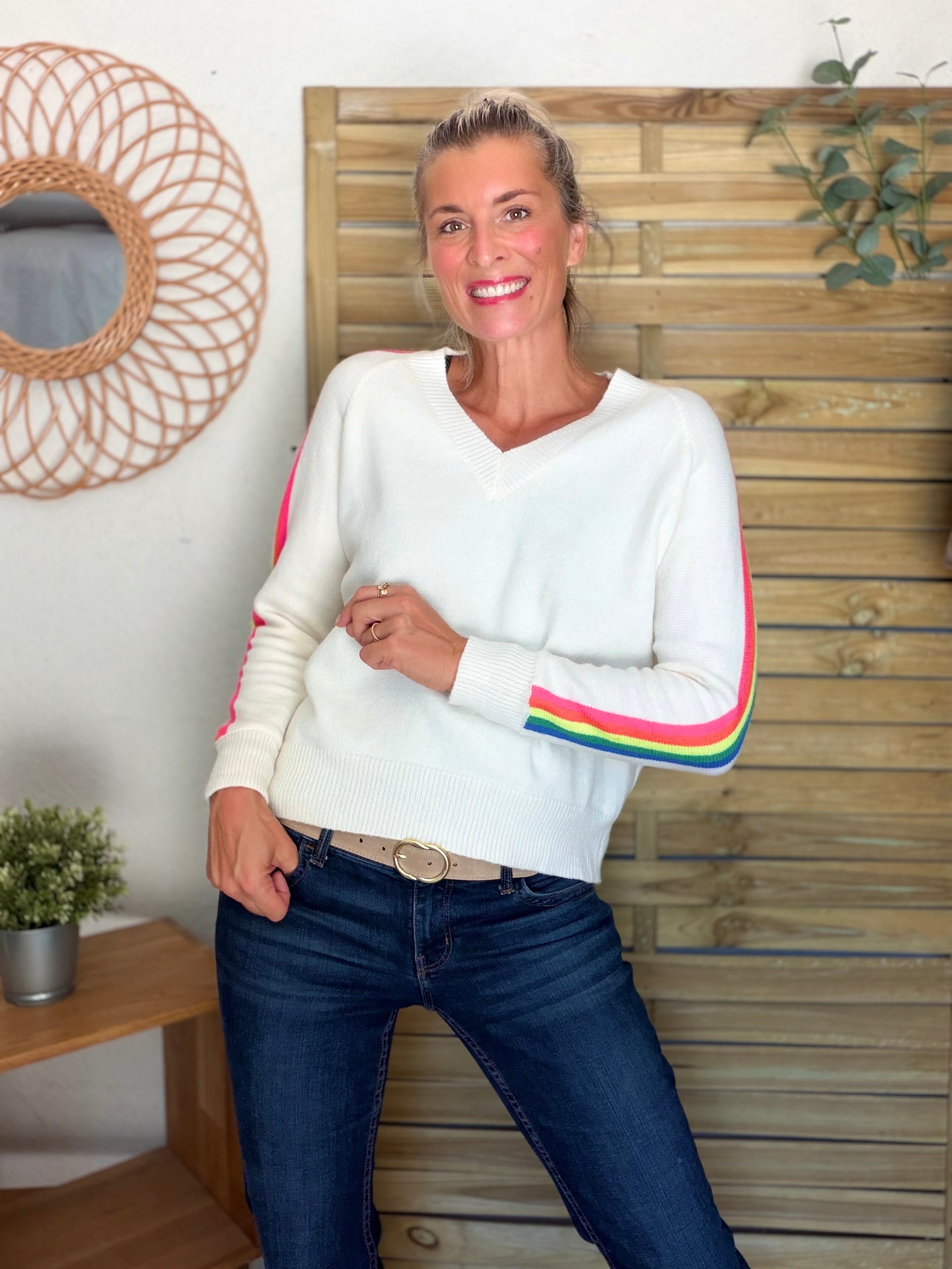Pull épais avec bandes colorées, col V - RAINBOW 🌈 Écru - Winter 2026