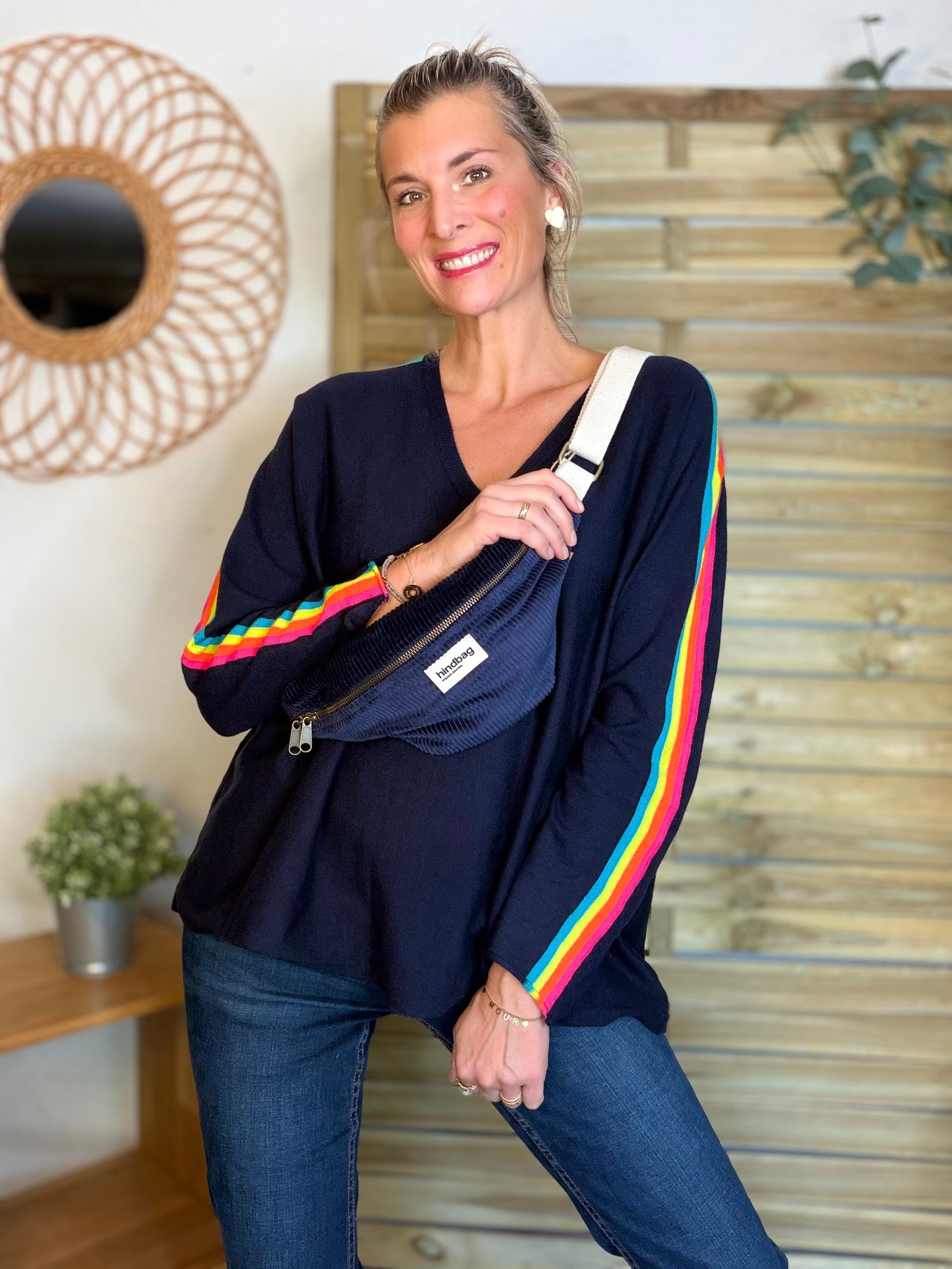 Pull fin avec bandes colorées, col V - RAINBOW OVERSIZE 🌈 Bleu marine