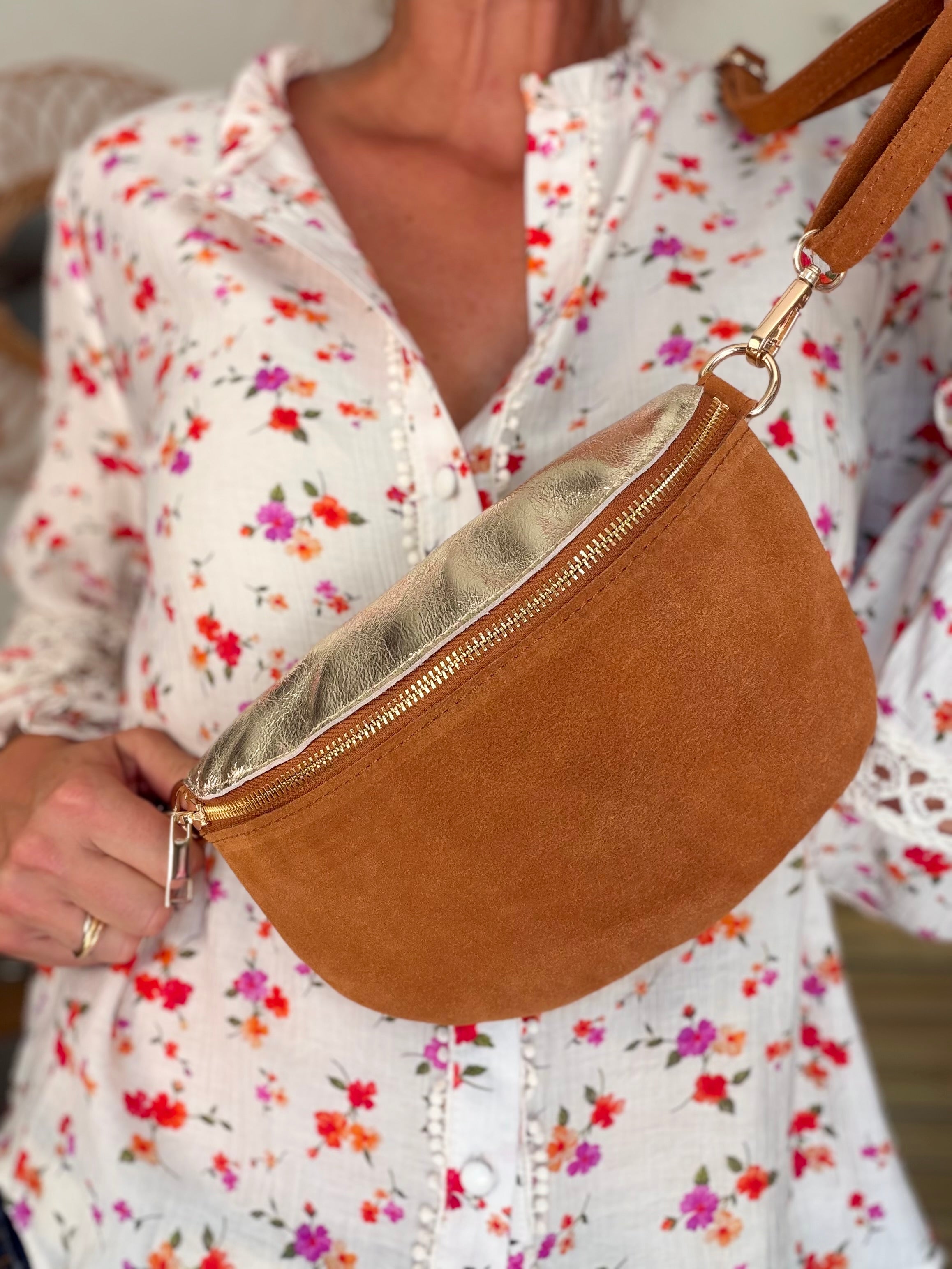 Sac banane M bi-matière en cuir irisé et velours 24cm - POLLY- Camel/Doré