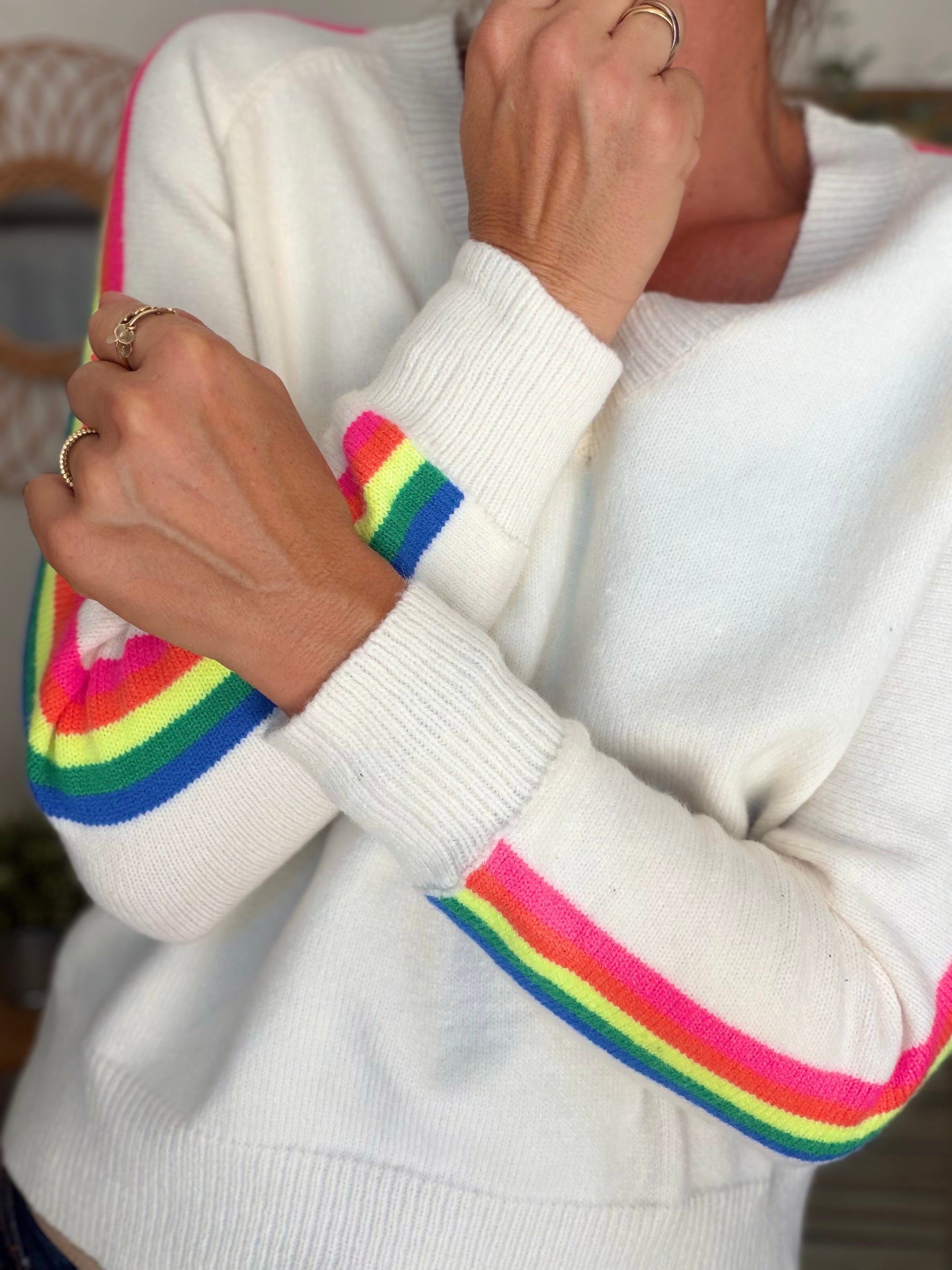Pull épais avec bandes colorées, col V - RAINBOW 🌈 Écru - Winter 2026