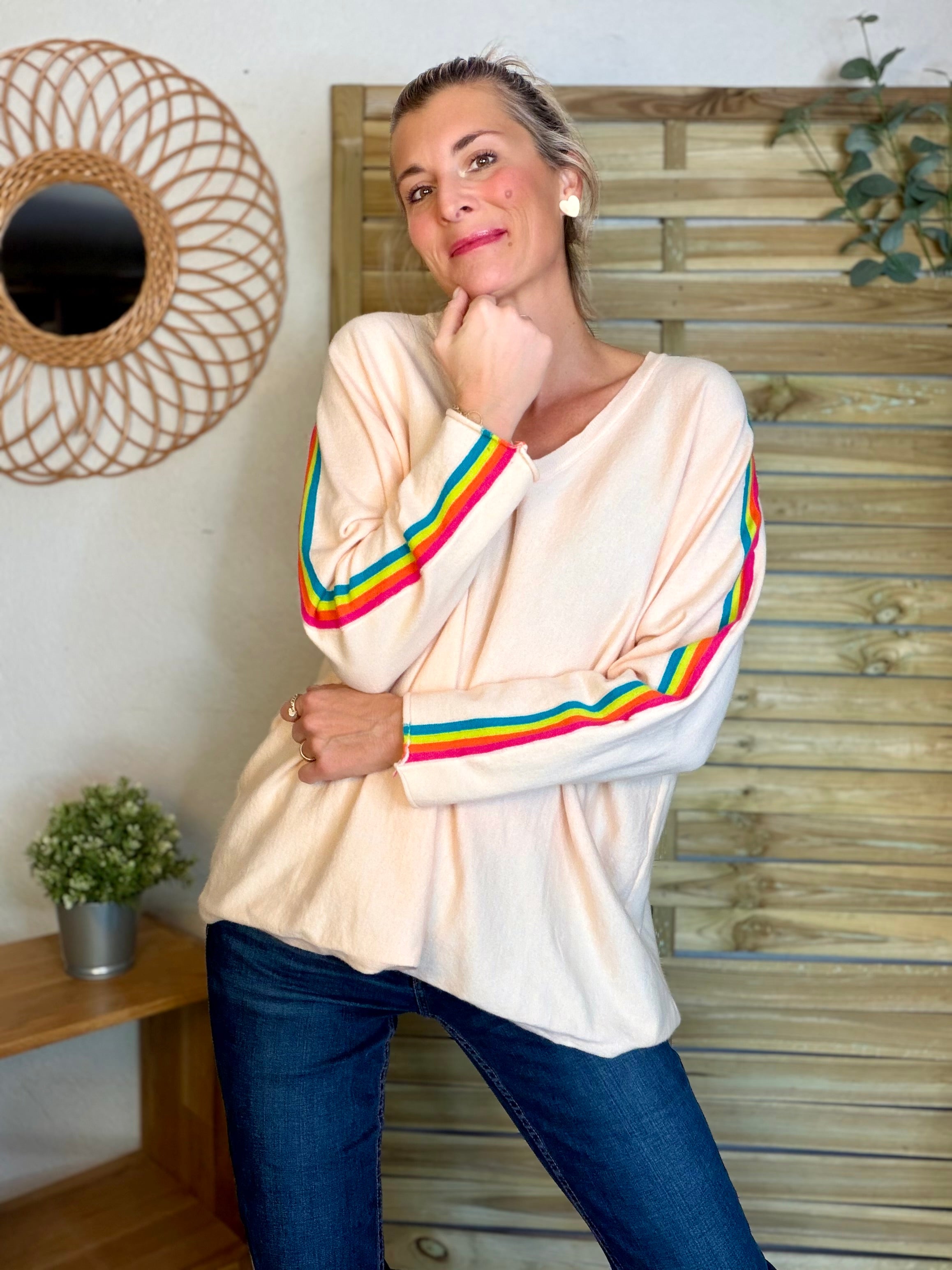 Pull fin avec bandes colorées, col V - RAINBOW OVERSIZE 🌈 Rose orangé