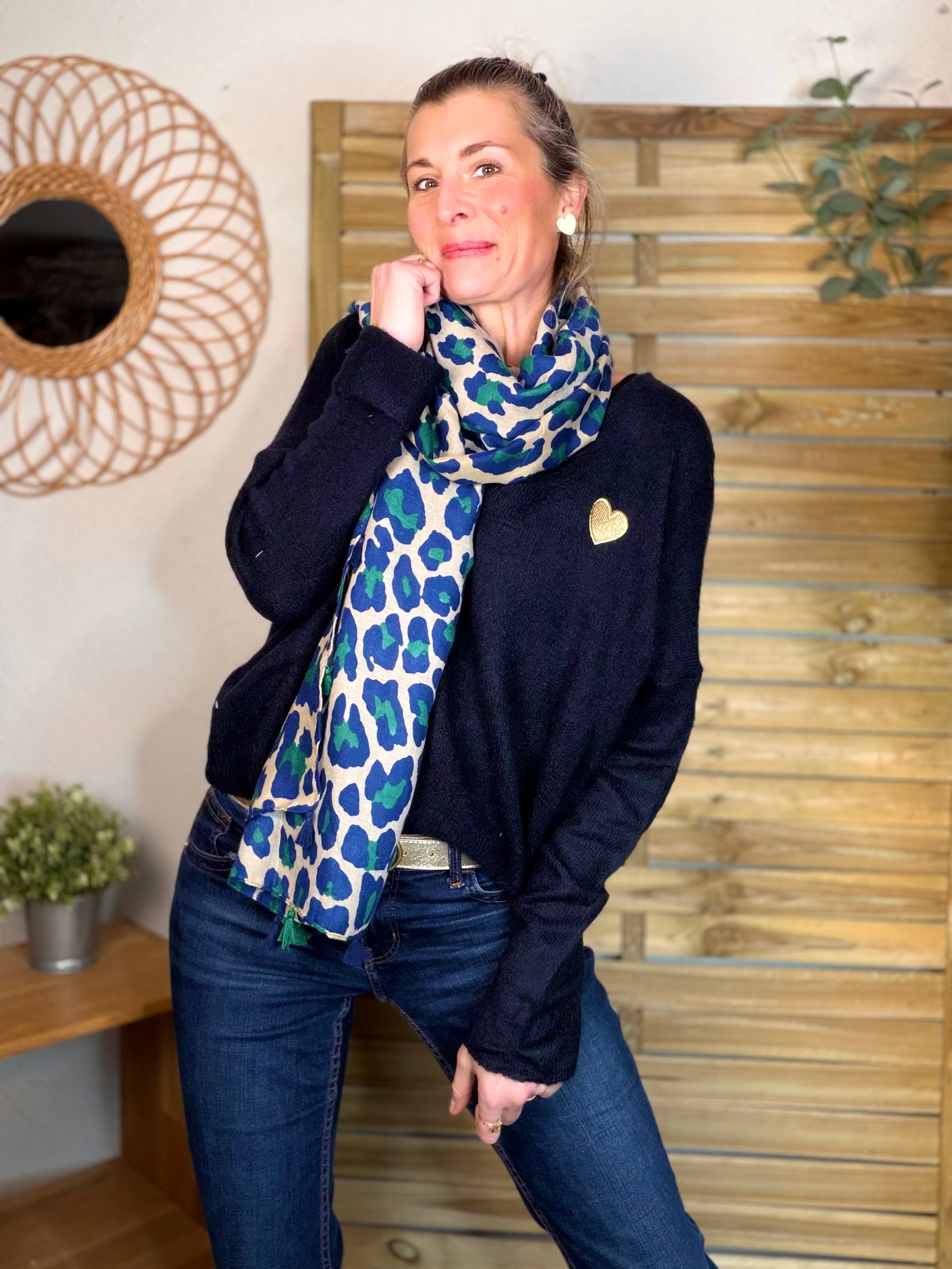 Pull léger en maille col V cœur doré brodé 💛 MELINA - Bleu marine