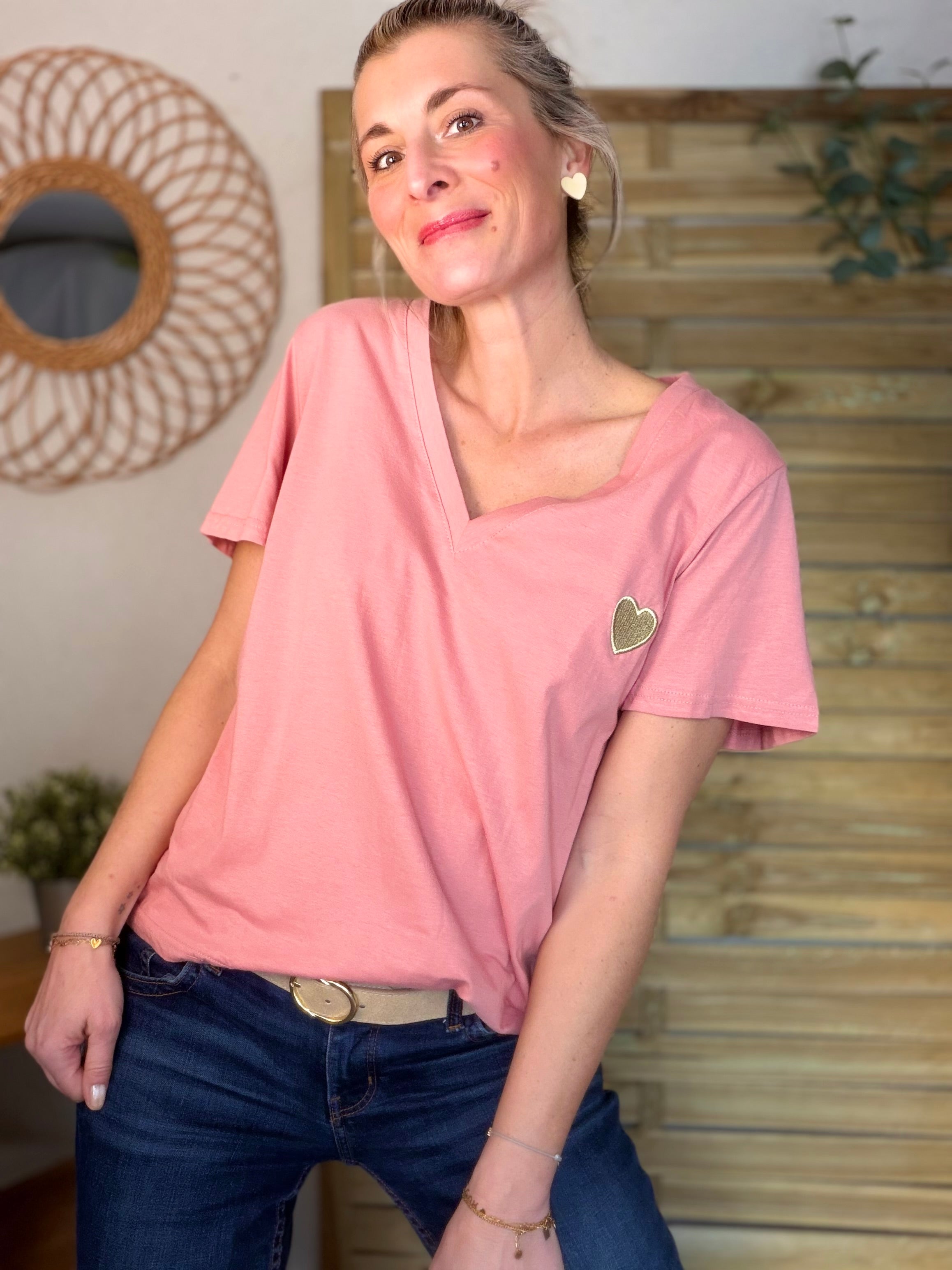 Tee shirt col V cœur brodé Fuschia 🩷 DITA