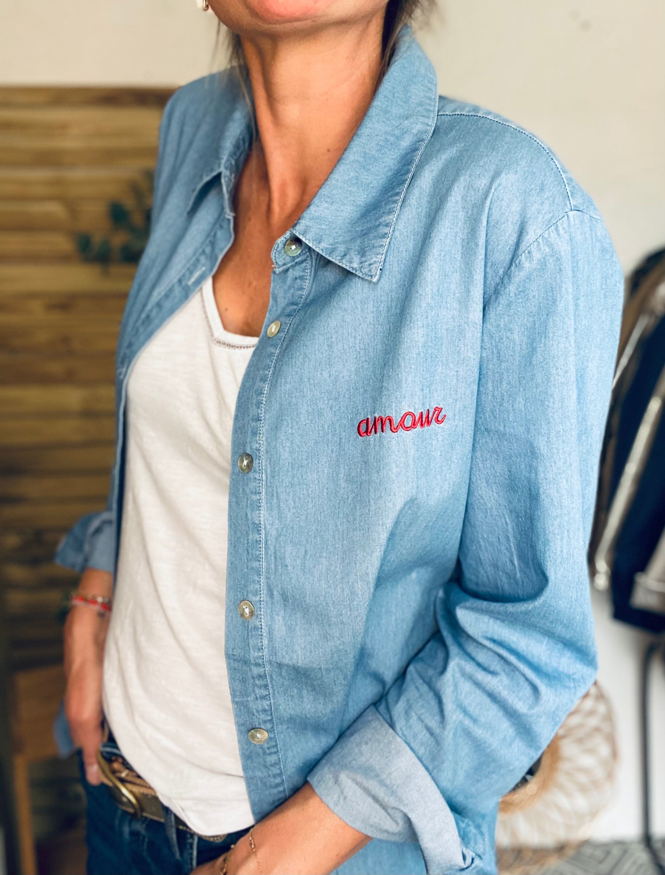 Chemise en coton brodé rouge amour IZÏA - Bleu jean