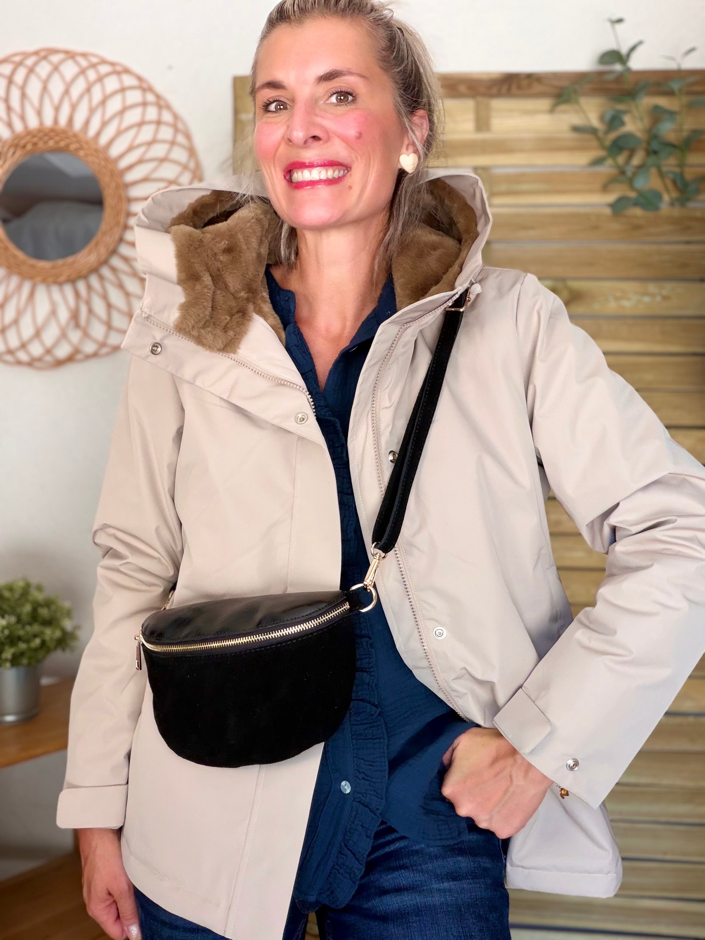 Sac banane M bi-matière en cuir irisé et velours 24cm - POLLY- Noir