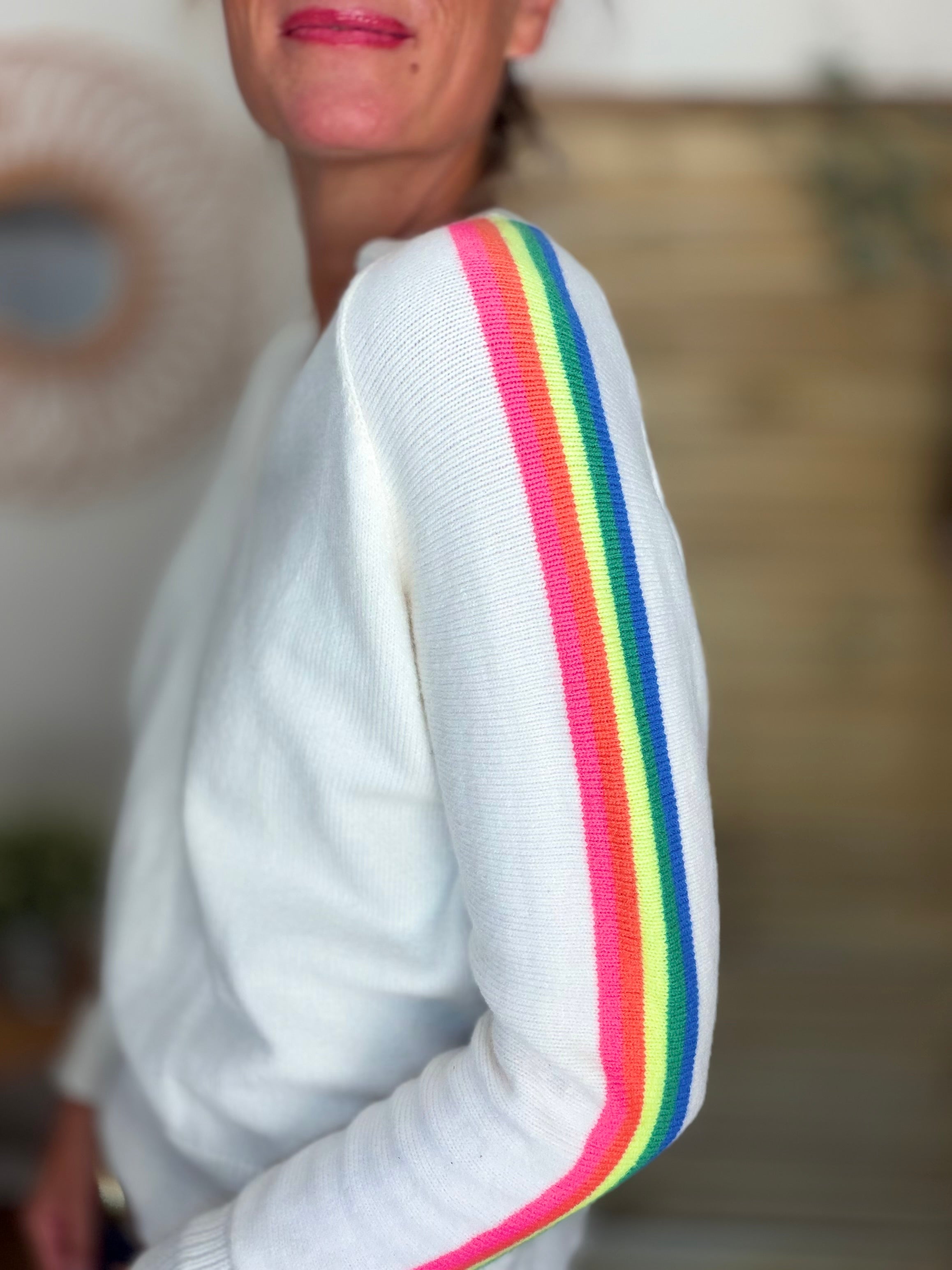 Pull épais avec bandes colorées, col V - RAINBOW 🌈 Écru - Winter 2026