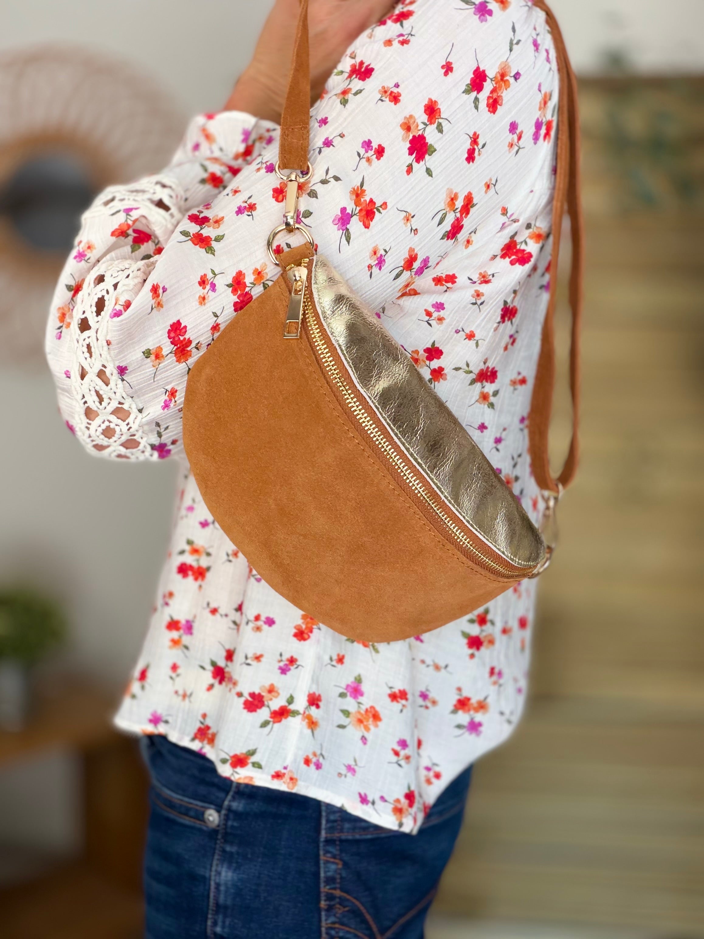 Sac banane M bi-matière en cuir irisé et velours 24cm - POLLY- Camel/Doré