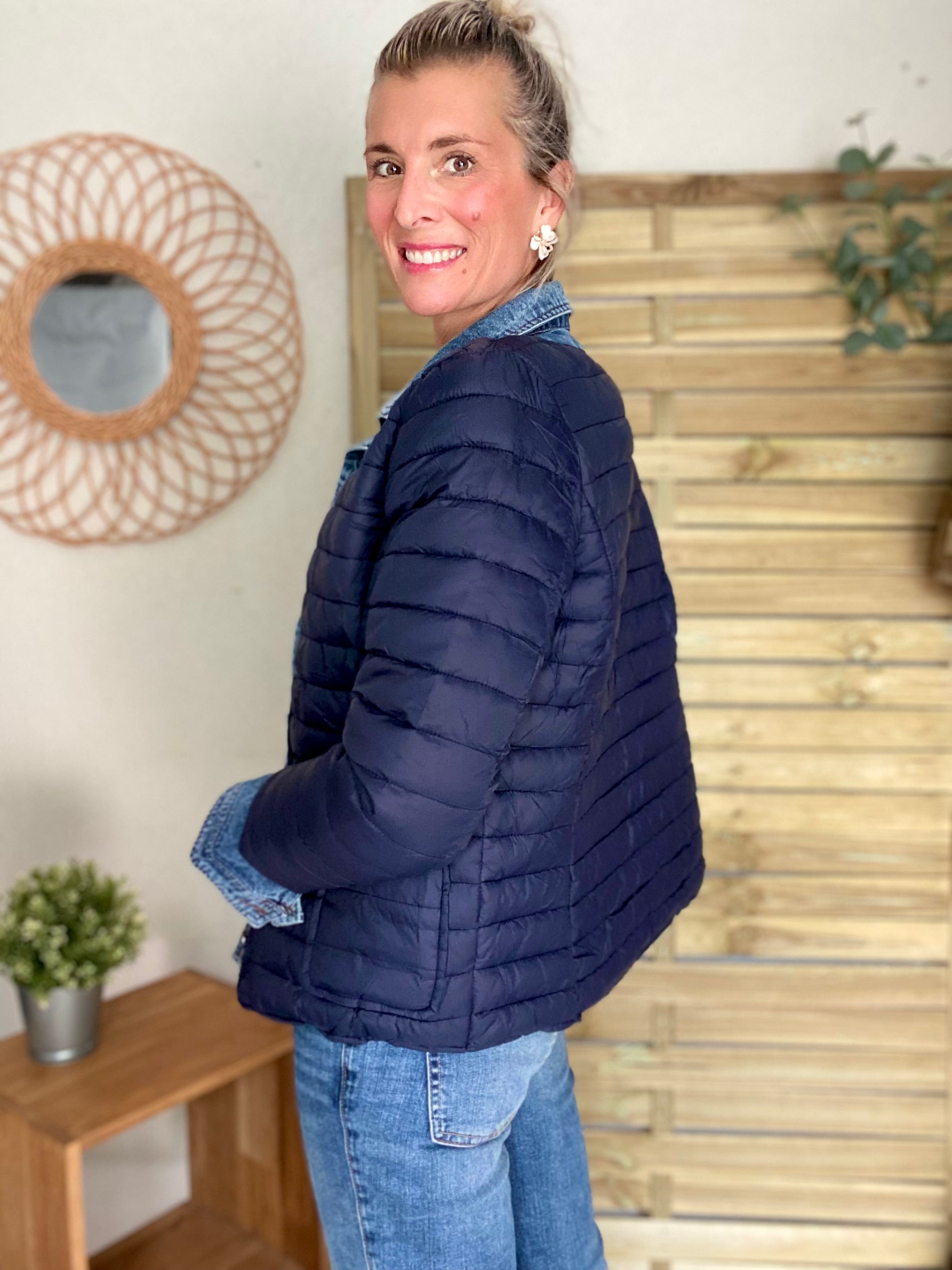 *** PROMO - Tailles 34 (XS), 36 et 52 (6XL) - Veste Jean / Doudoune légère JACKIE - Bleu marine