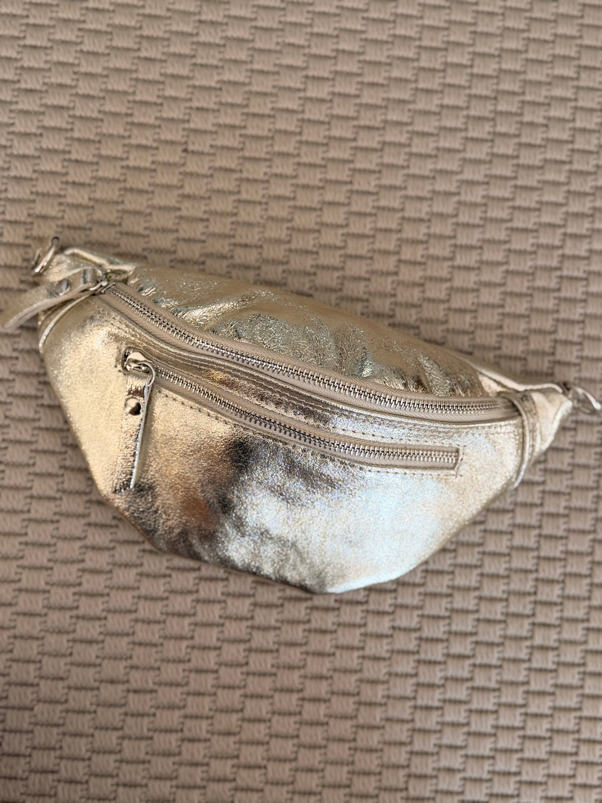 IMPERFECTION • Sac banane en cuir irisé double poche - OPALE - Doré / argent