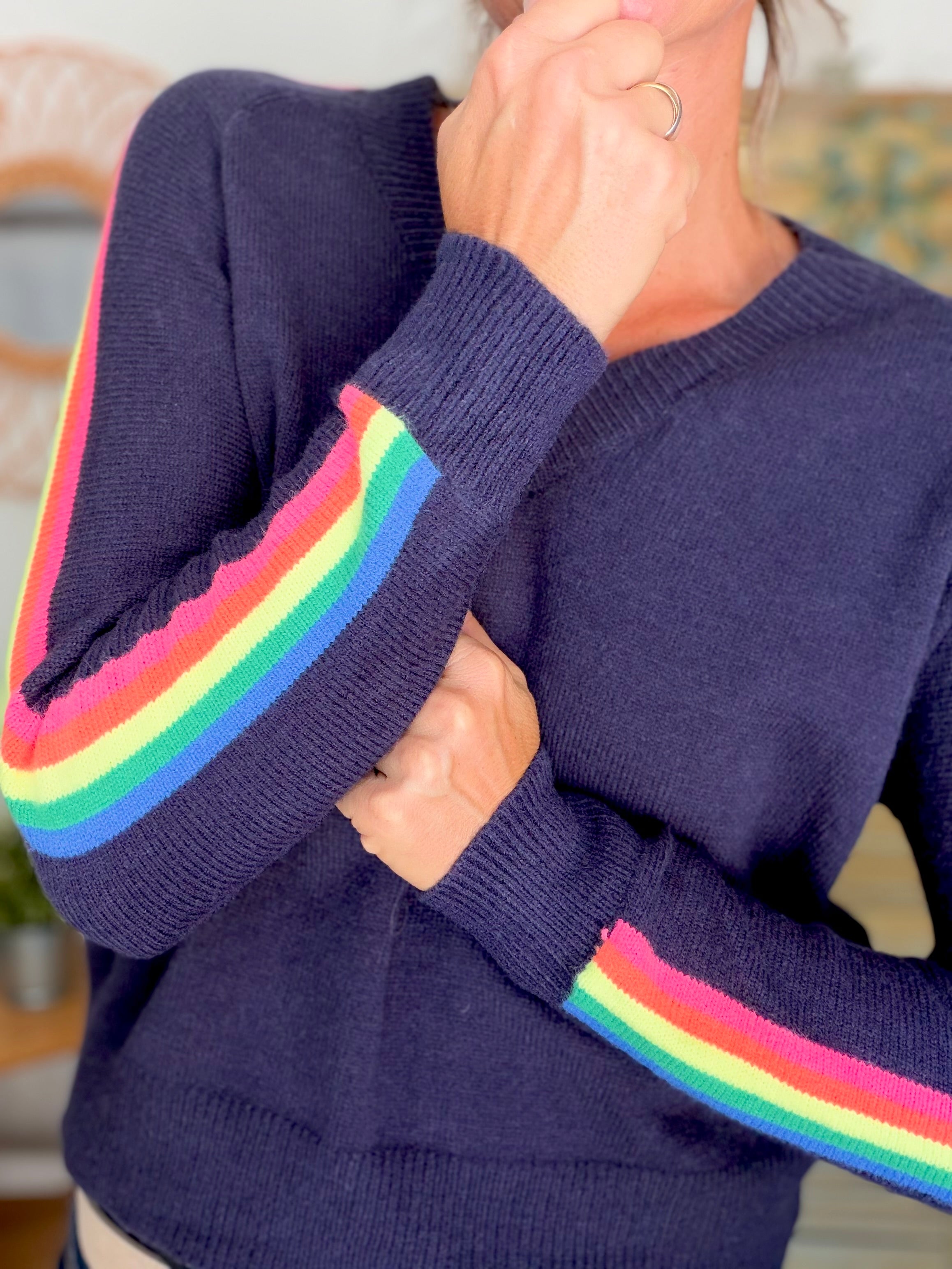 Pull épais avec bandes colorées, col V - RAINBOW 🌈 Bleu marine - Winter 2026