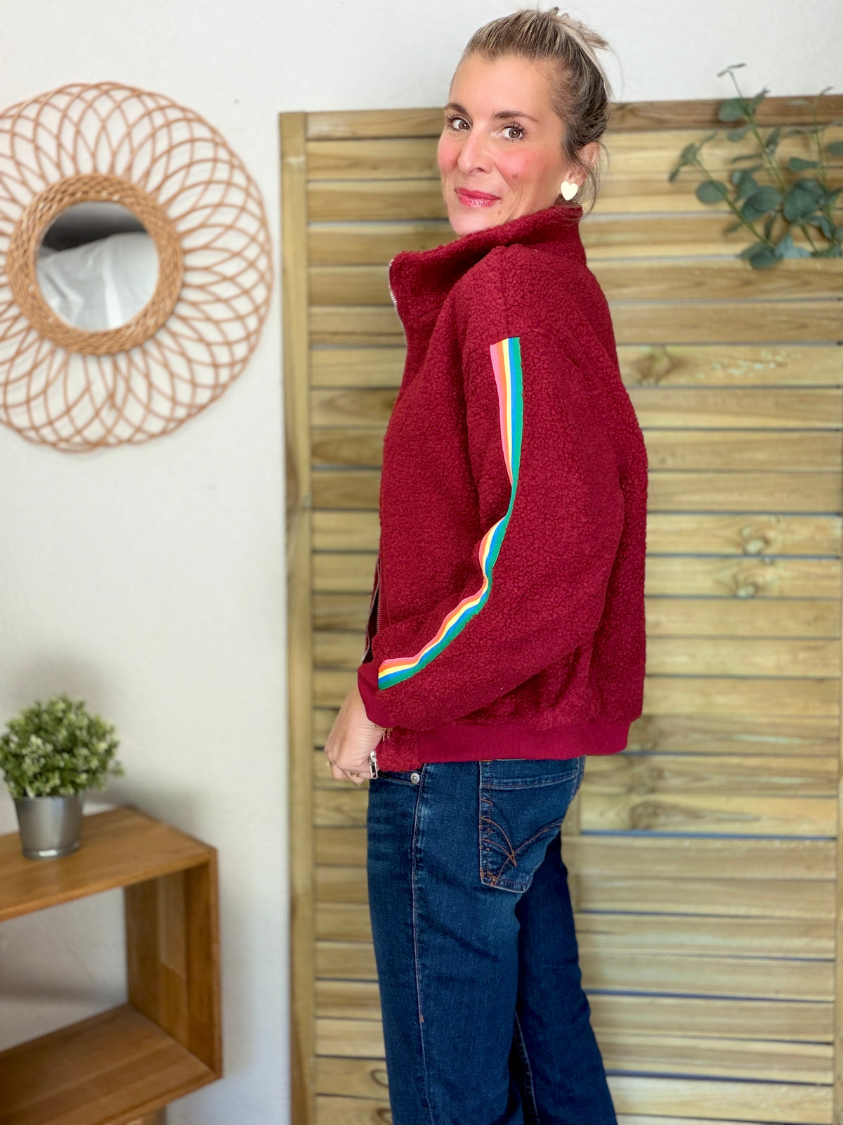 Veste Sherpa zippée bandes Arc-en-ciel CORALIE Bordeaux 🌈
