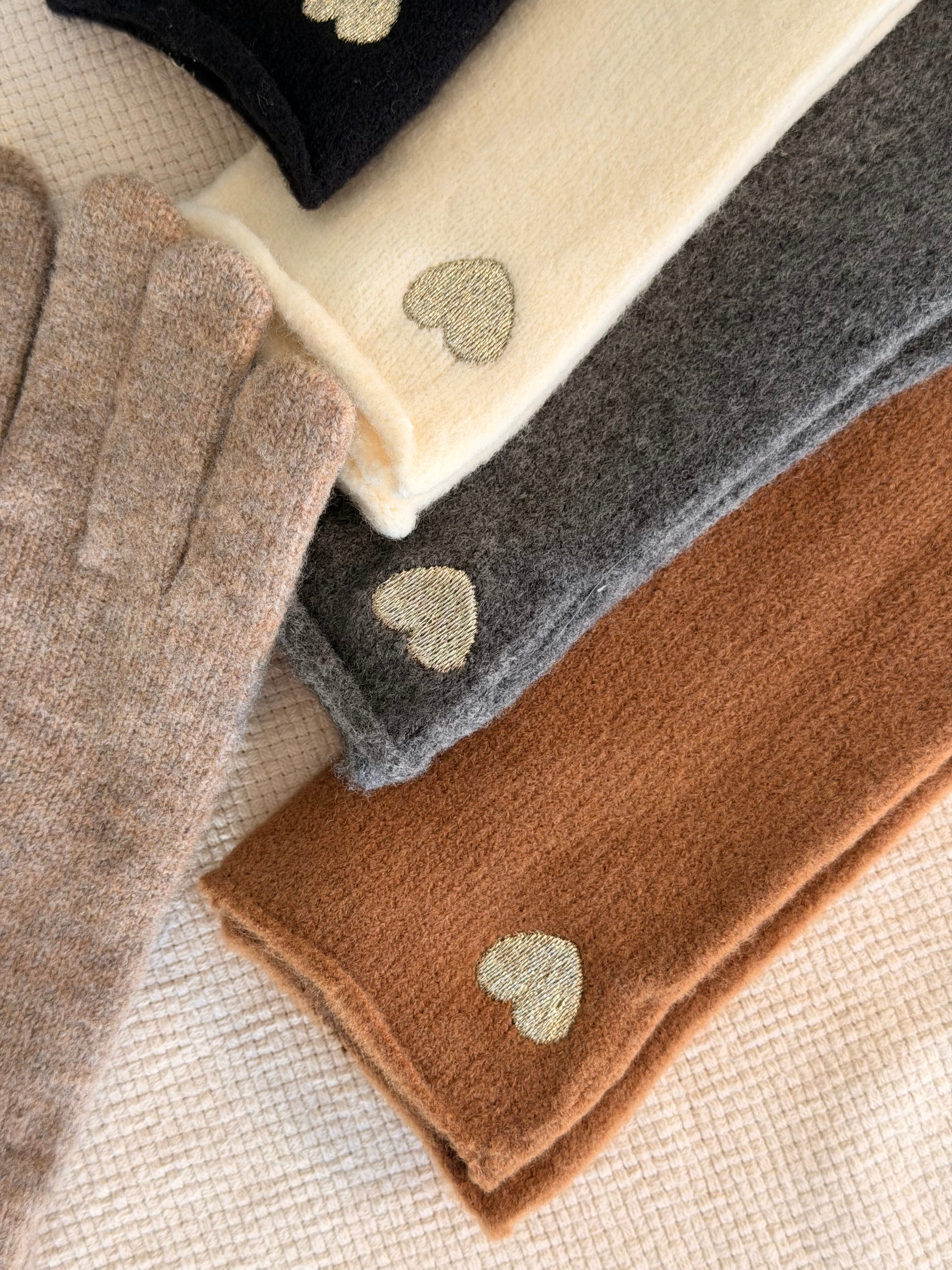 Gants CHLOÉ avec coeur doré brodé 💛 et ouverture index et pouce 👌🏼