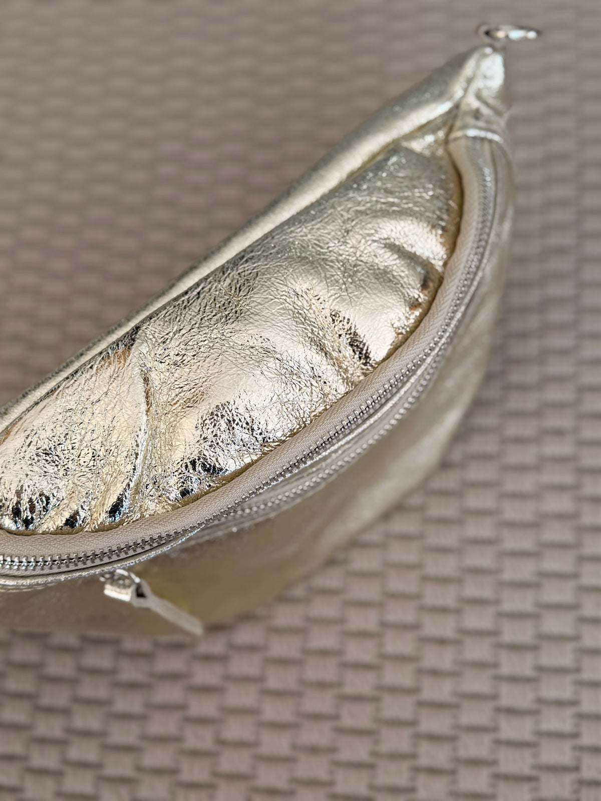 IMPERFECTION • Sac banane en cuir irisé double poche - OPALE - Doré / argent