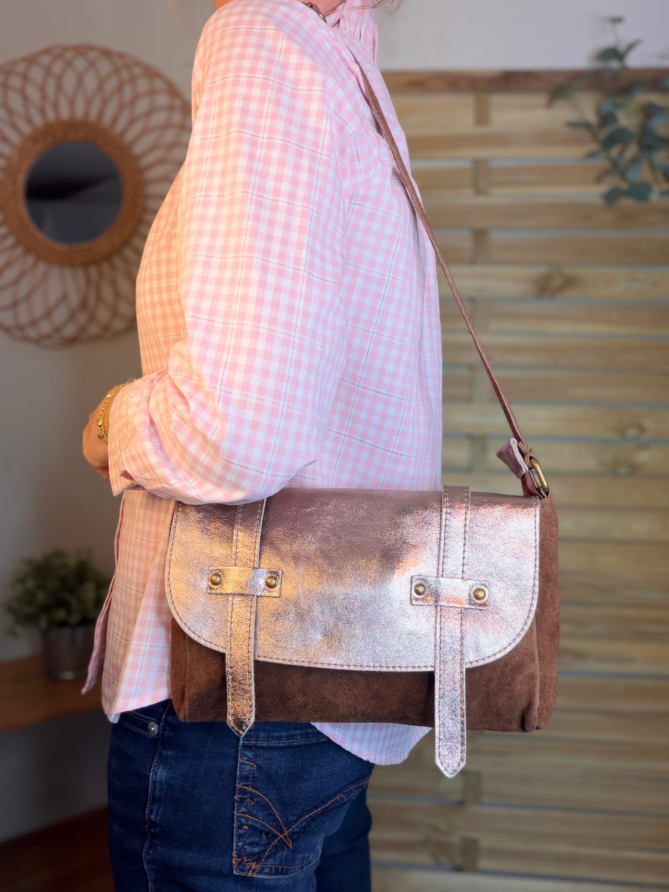 Sac bandoulière en cuir daim et irisé ESMÉE - Choco / Beige