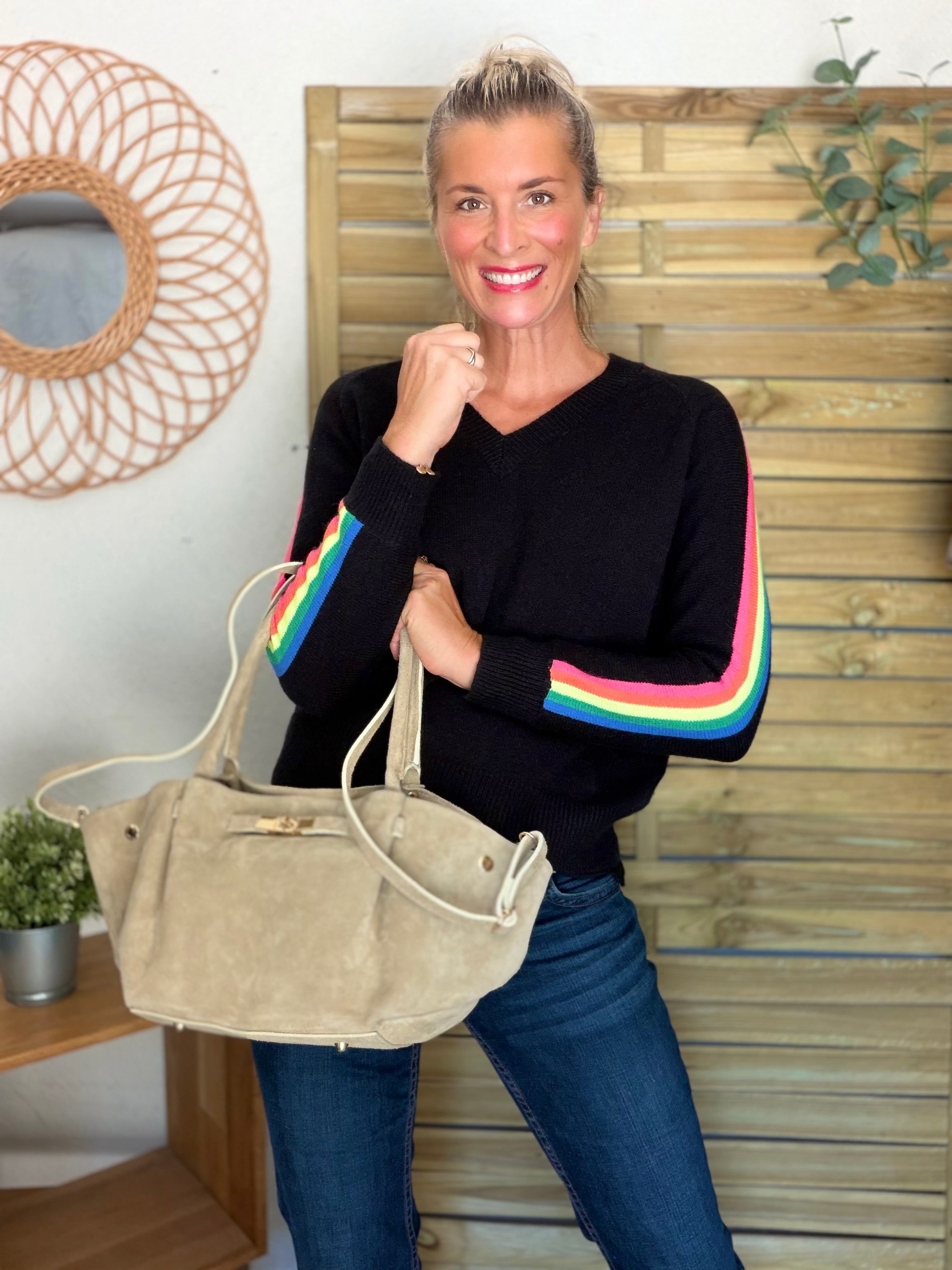 Pull épais avec bandes colorées, col V - RAINBOW 🌈 Noir - Winter 2026