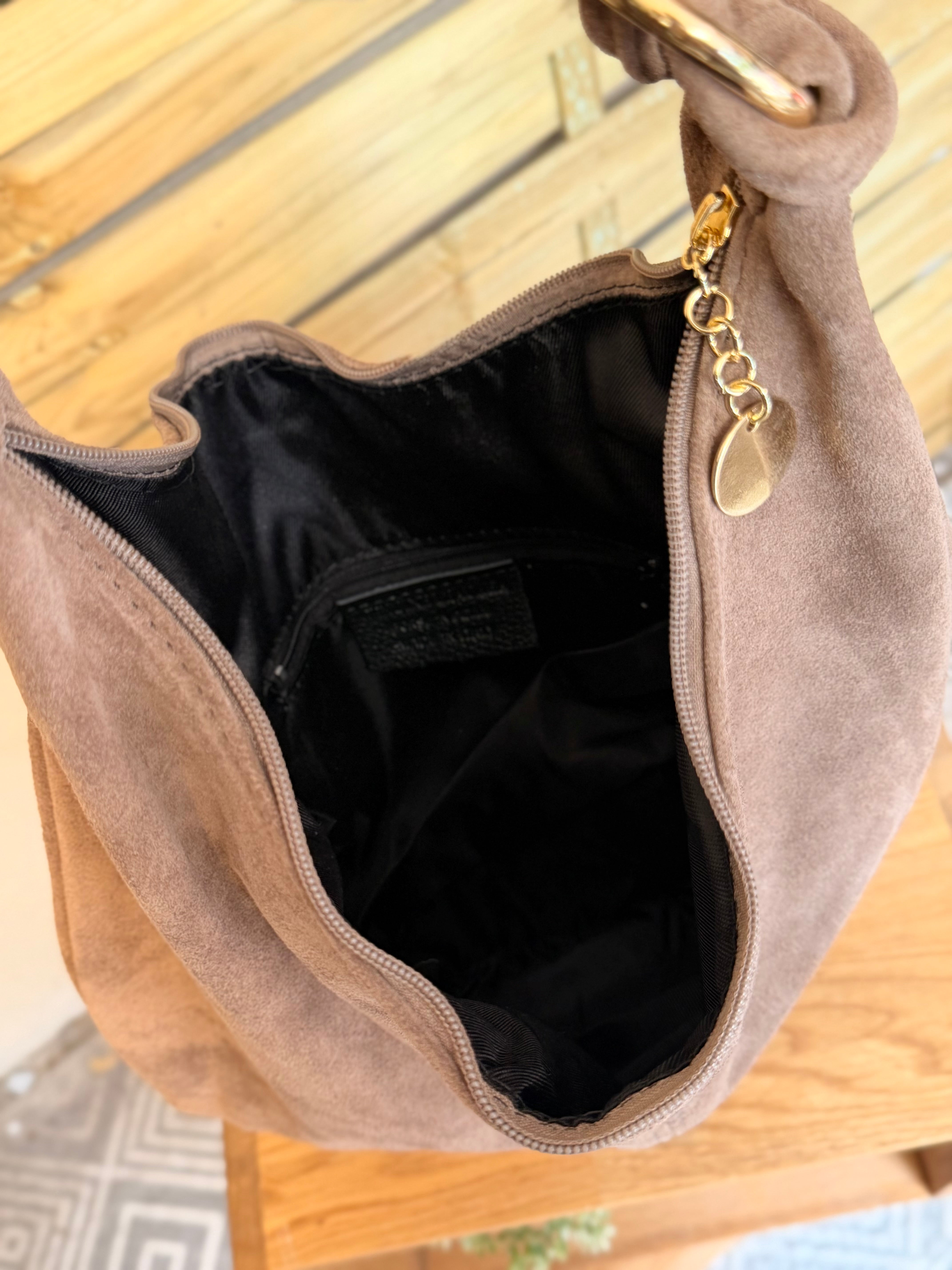 Sac besace hobo en cuir daim souple avec anneaux WILLIAM - Taupe