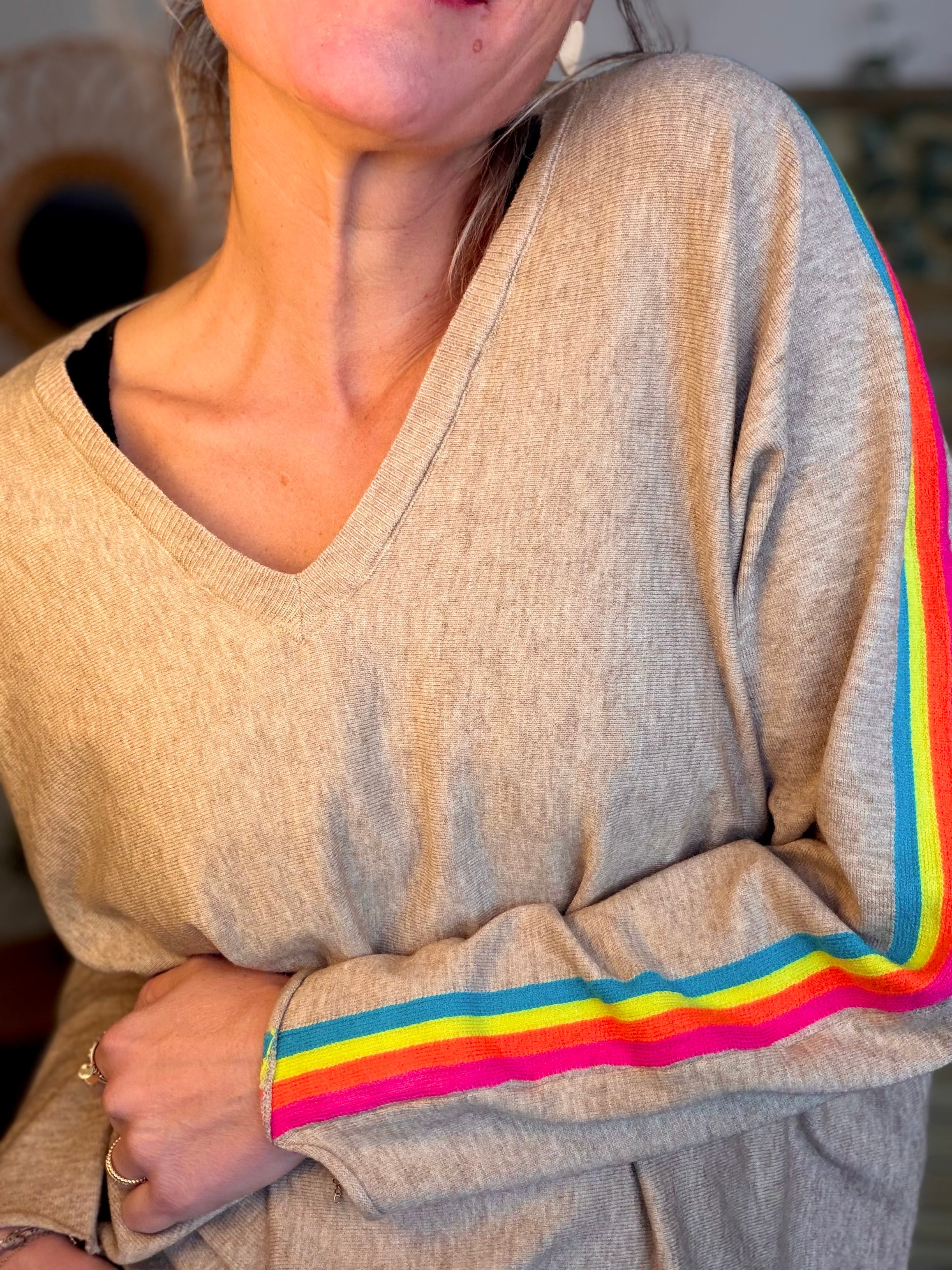Pull fin avec bandes colorées, col V - RAINBOW OVERSIZE 🌈 Taupe