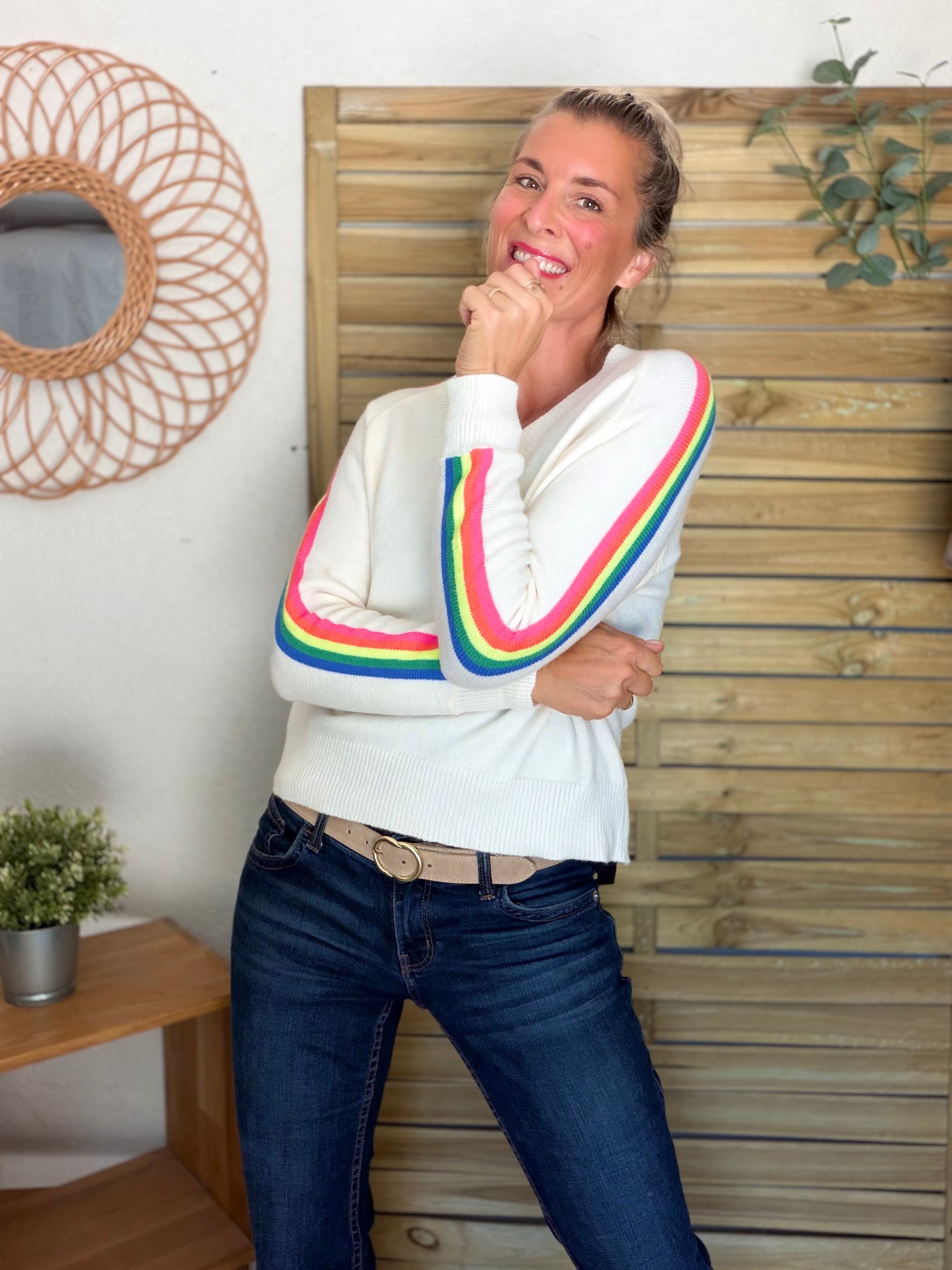 Pull épais avec bandes colorées, col V - RAINBOW 🌈 Écru - Winter 2026
