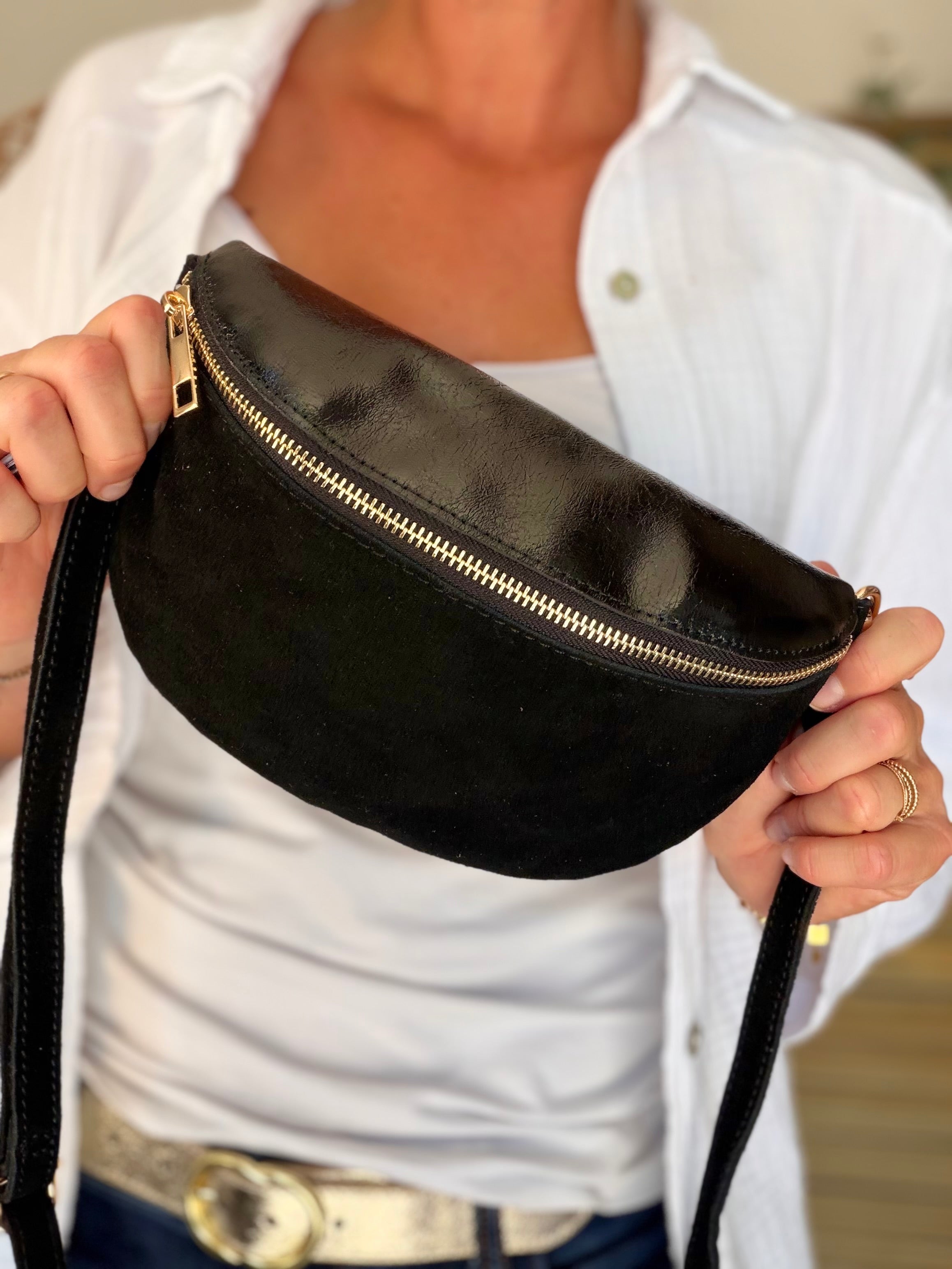 Sac banane M bi-matière en cuir irisé et velours 24cm - POLLY- Noir