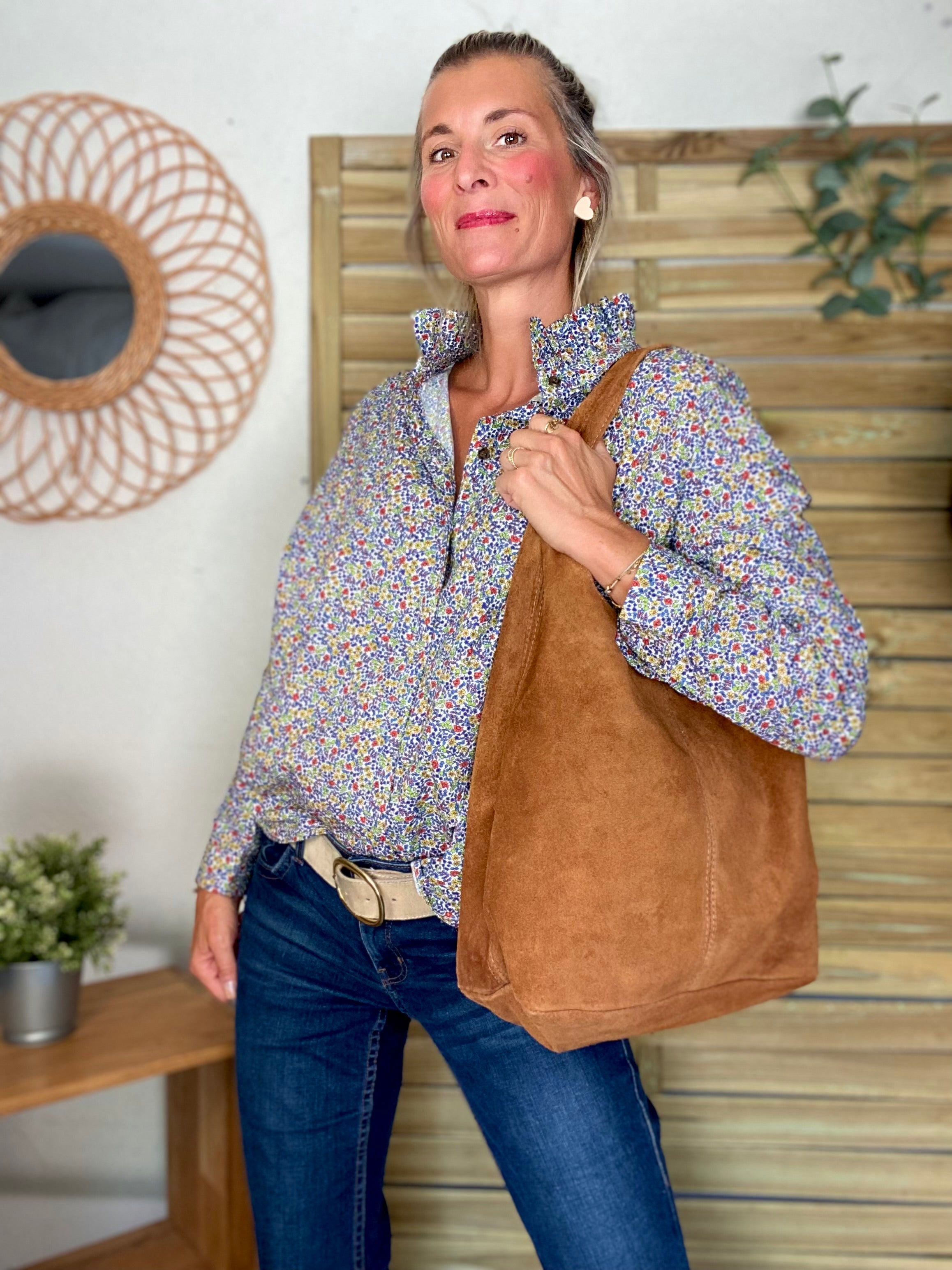 Chemise imprimée Liberty bleu, col victorien volanté CHARLOTTE