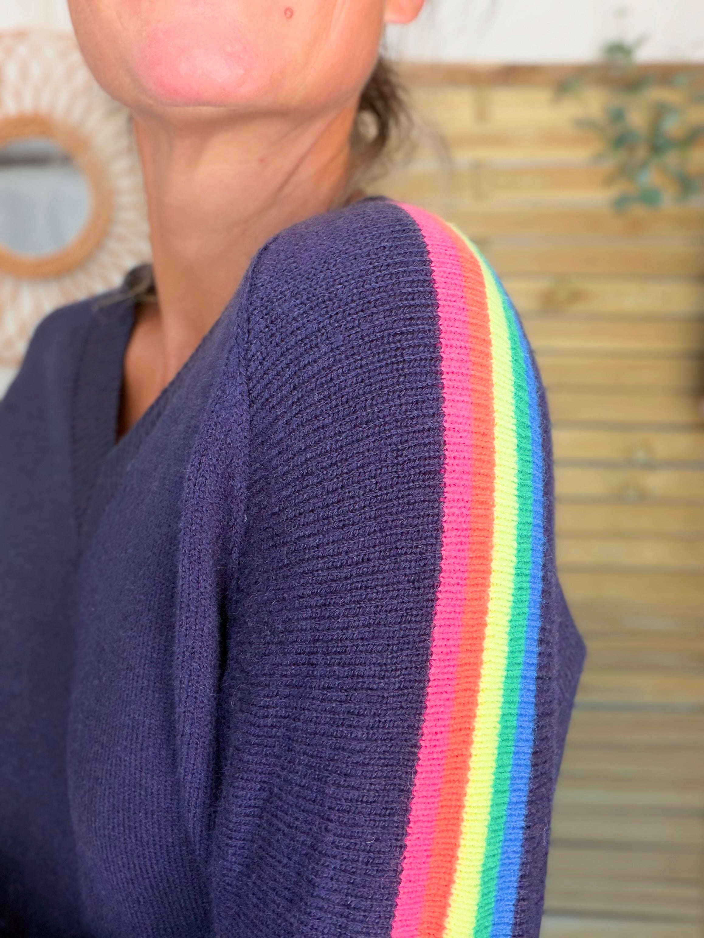 Pull épais avec bandes colorées, col V - RAINBOW 🌈 Bleu marine - Winter 2026