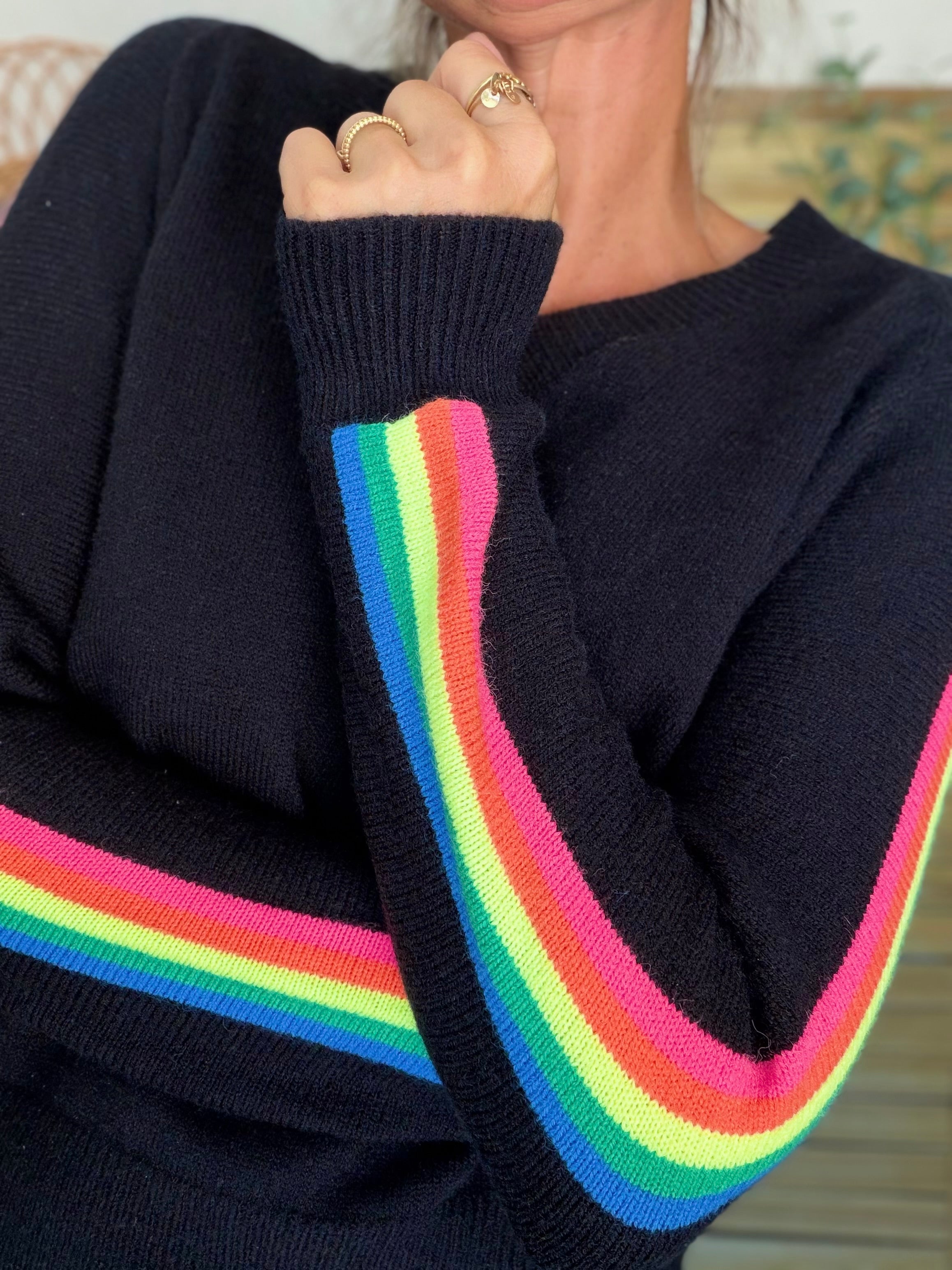 Pull épais avec bandes colorées, col V - RAINBOW 🌈 Noir - Winter 2026