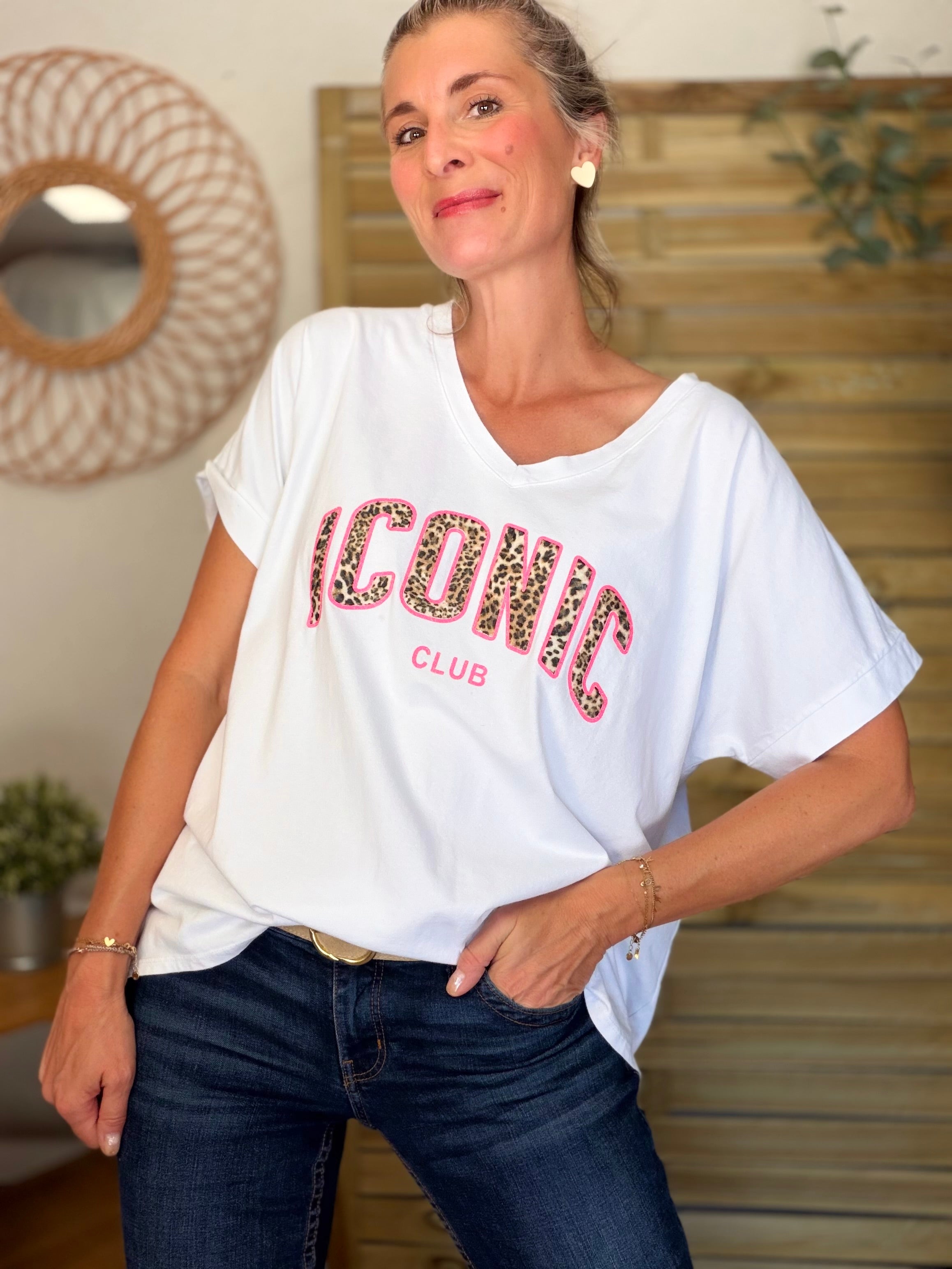 Tee shirt col V ICONIC club Léo oversized MILA Blanc