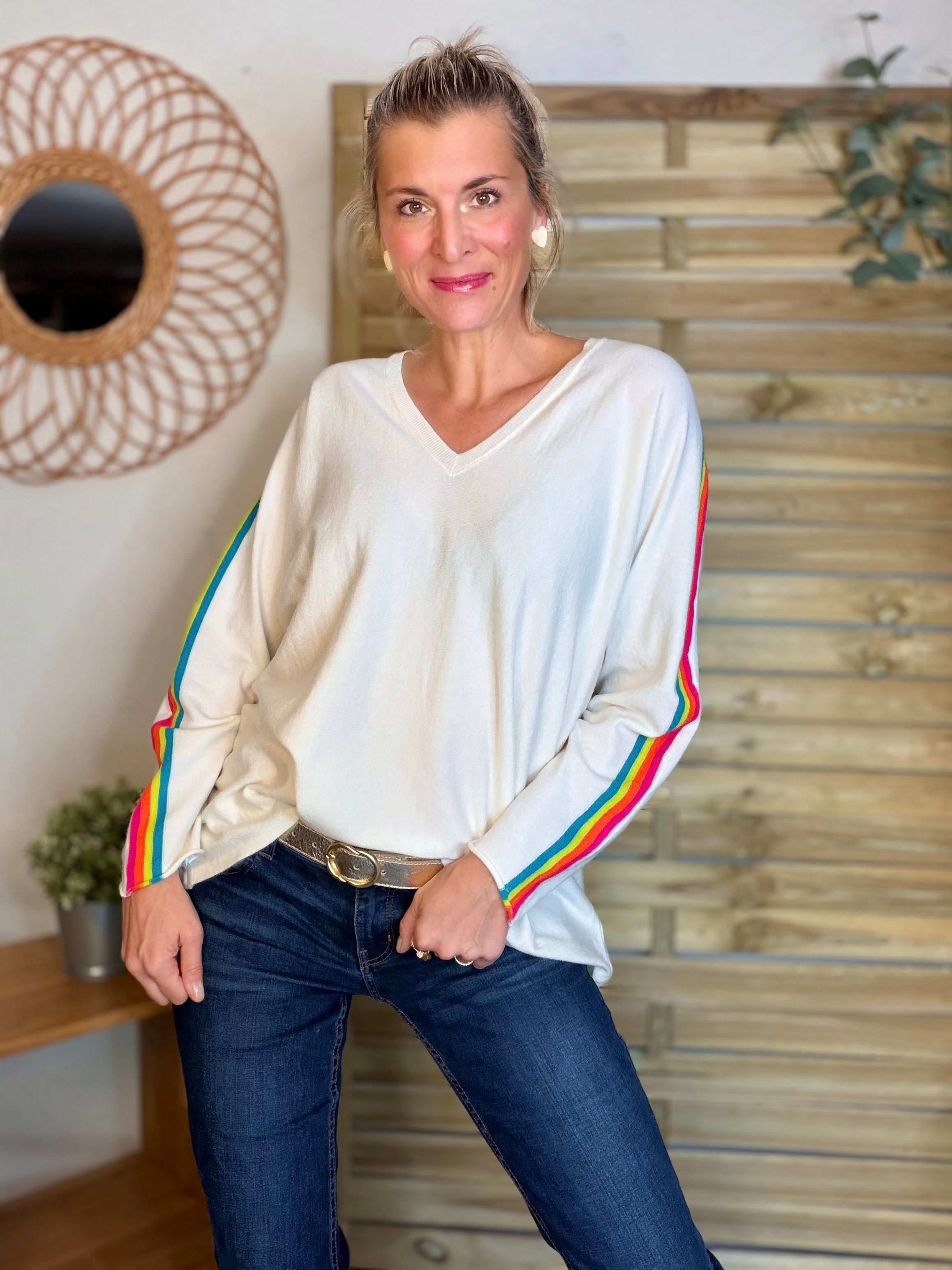 Pull fin avec bandes colorées, col V - RAINBOW OVERSIZE 🌈 Écru