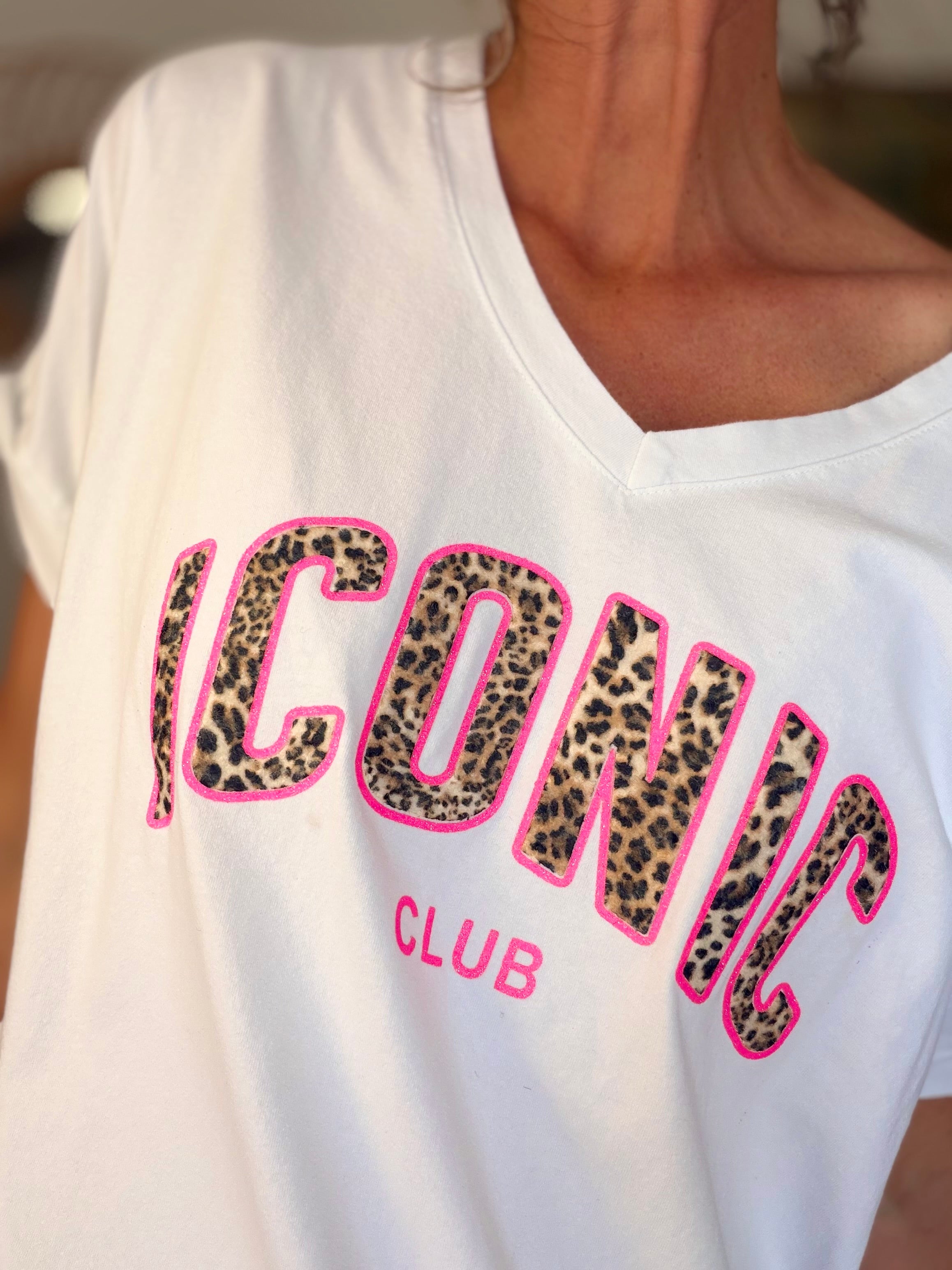 Tee shirt col V ICONIC club Léo oversized MILA Blanc