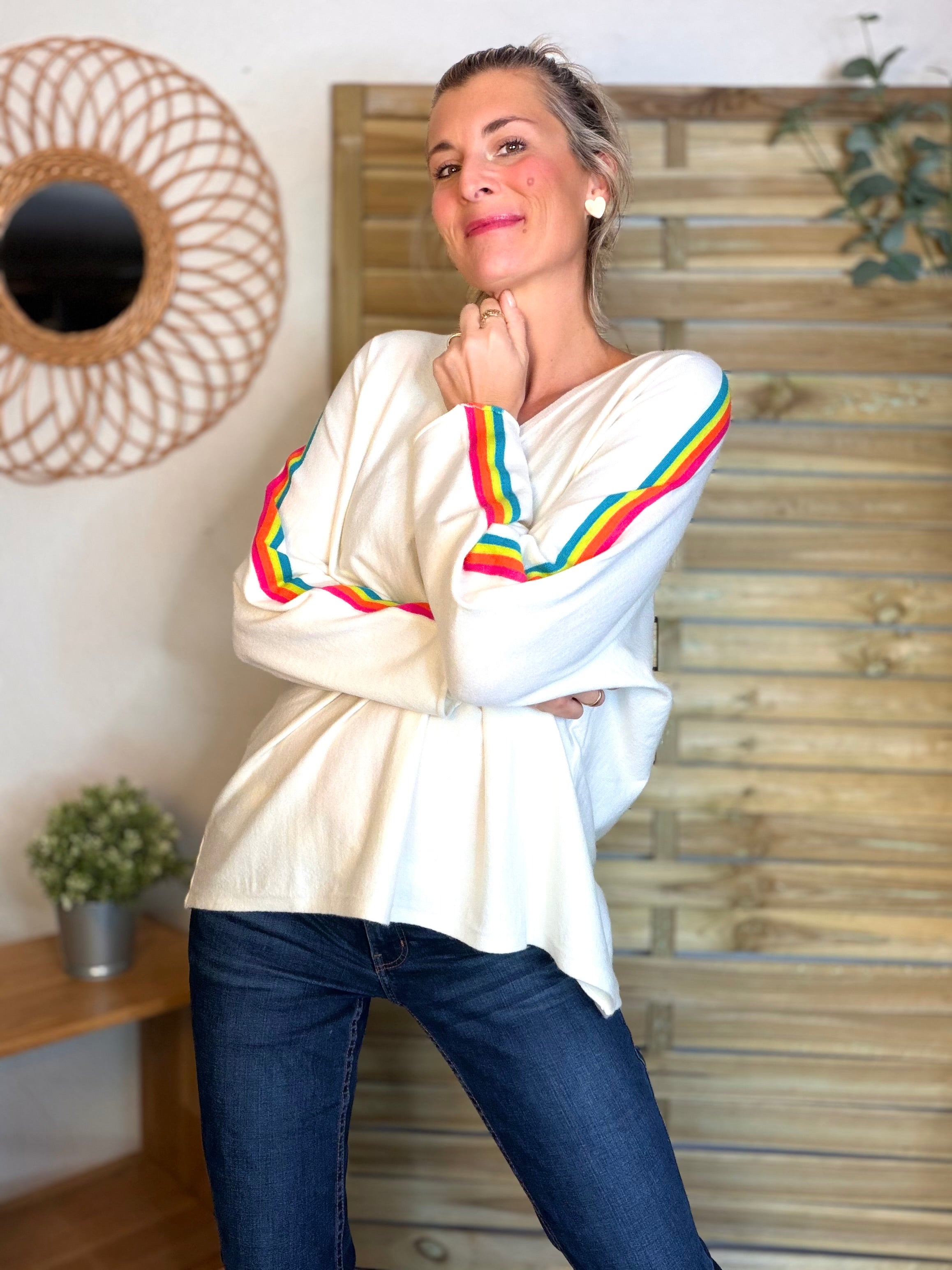 Pull fin avec bandes colorées, col V - RAINBOW OVERSIZE 🌈 Écru