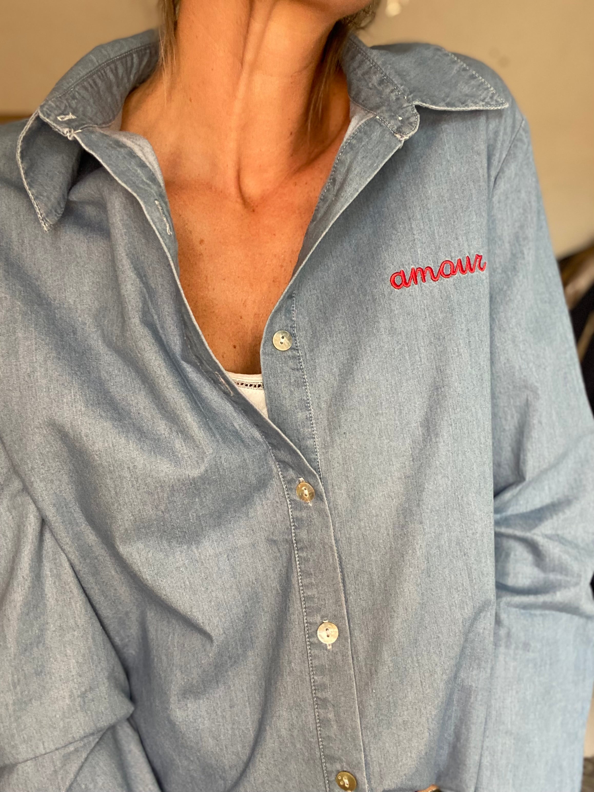 Chemise en coton brodé rouge amour IZÏA - Bleu jean