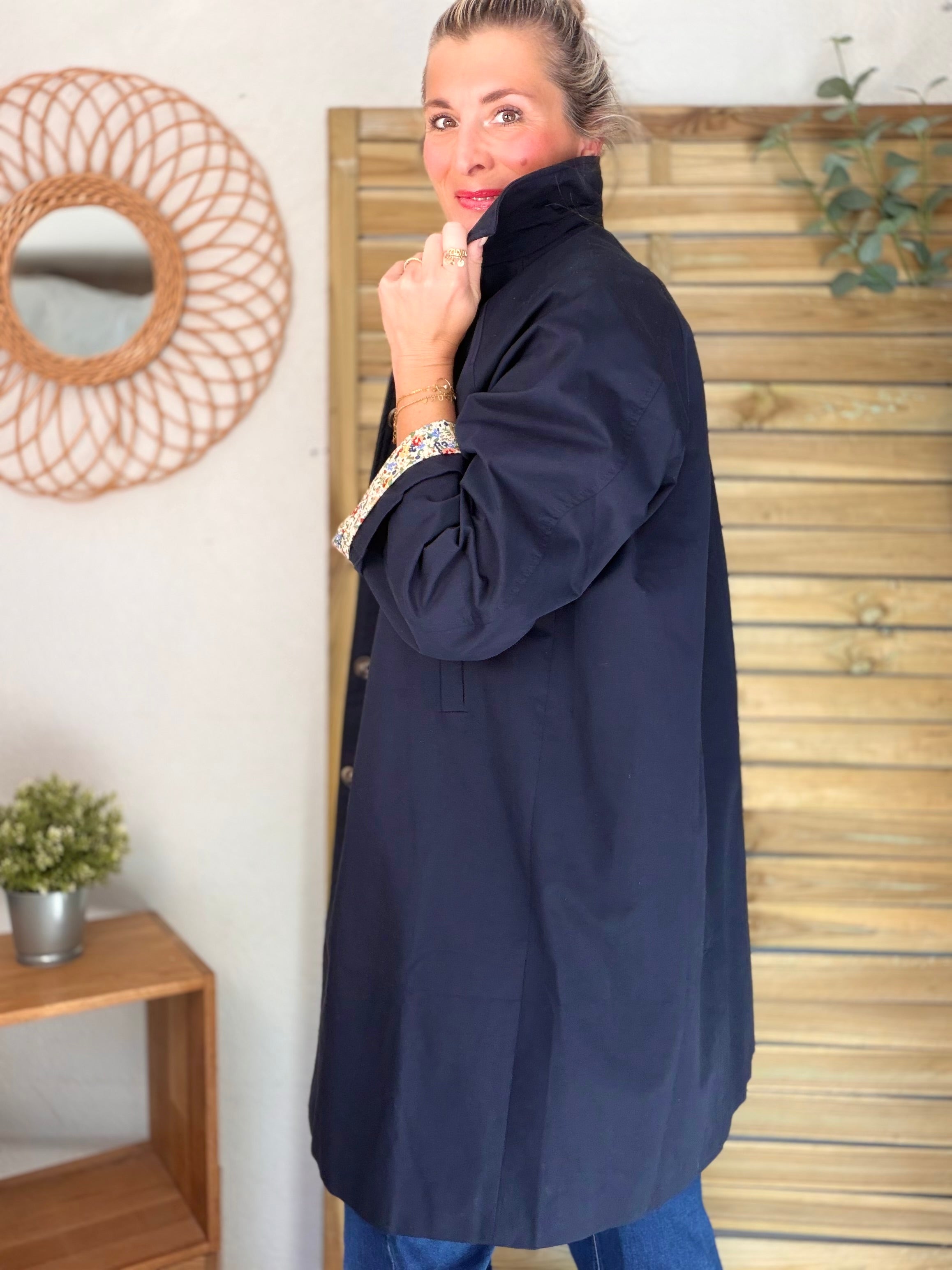 Veste Trench en coton Bleu marine avec Liberty - MAHAUT MI LONG - LILI et LALA (DÉSTOCKAGE sur Taille S)
