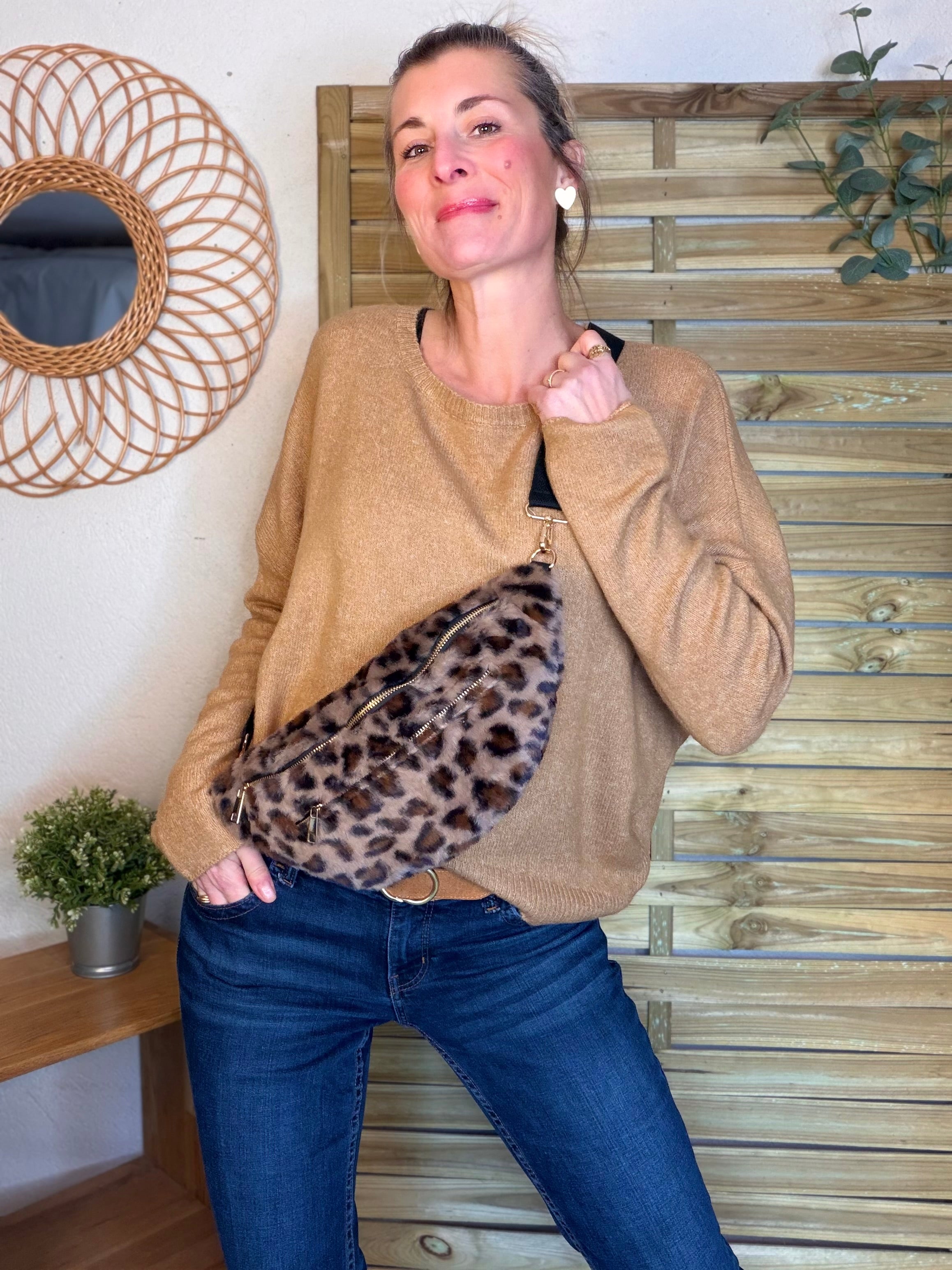 Sac banane L avec poche zippée avant, fourrure Léo Taupe - STACEY 🐆