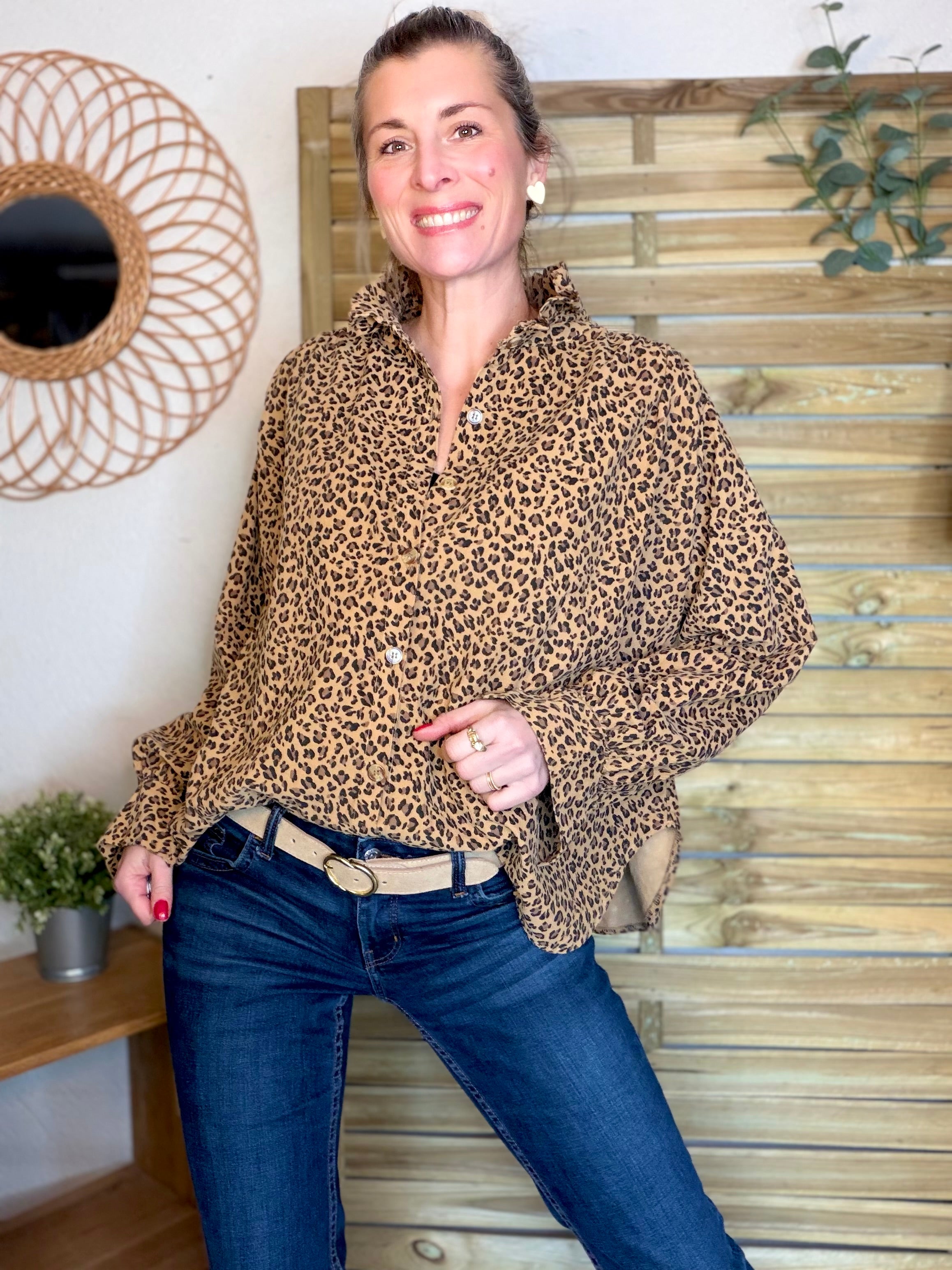 Chemise en velours côtelé fin coton, col volanté FRIDA - Léo camel 🐆